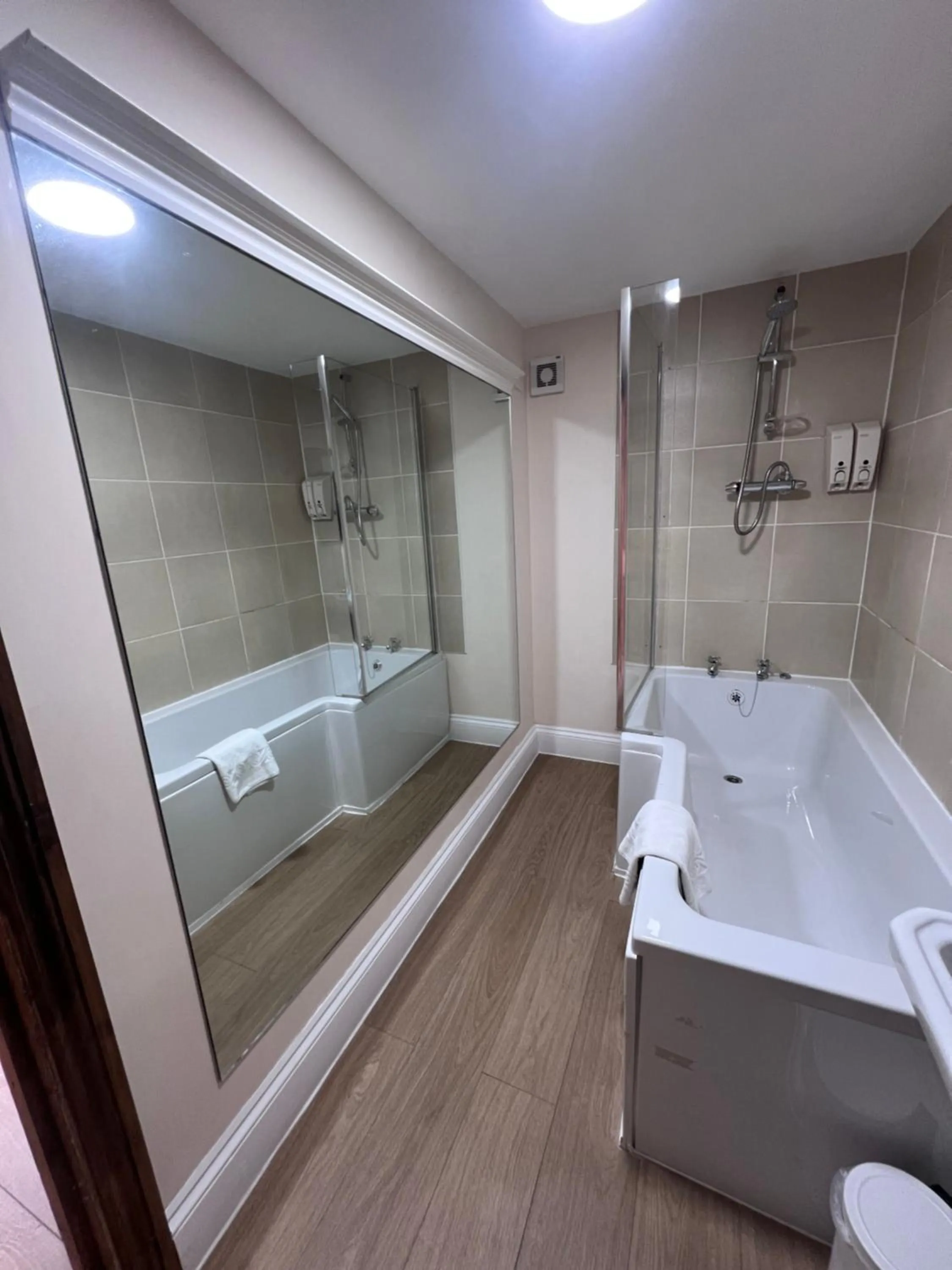 Shower in Royal Britannia Hotel