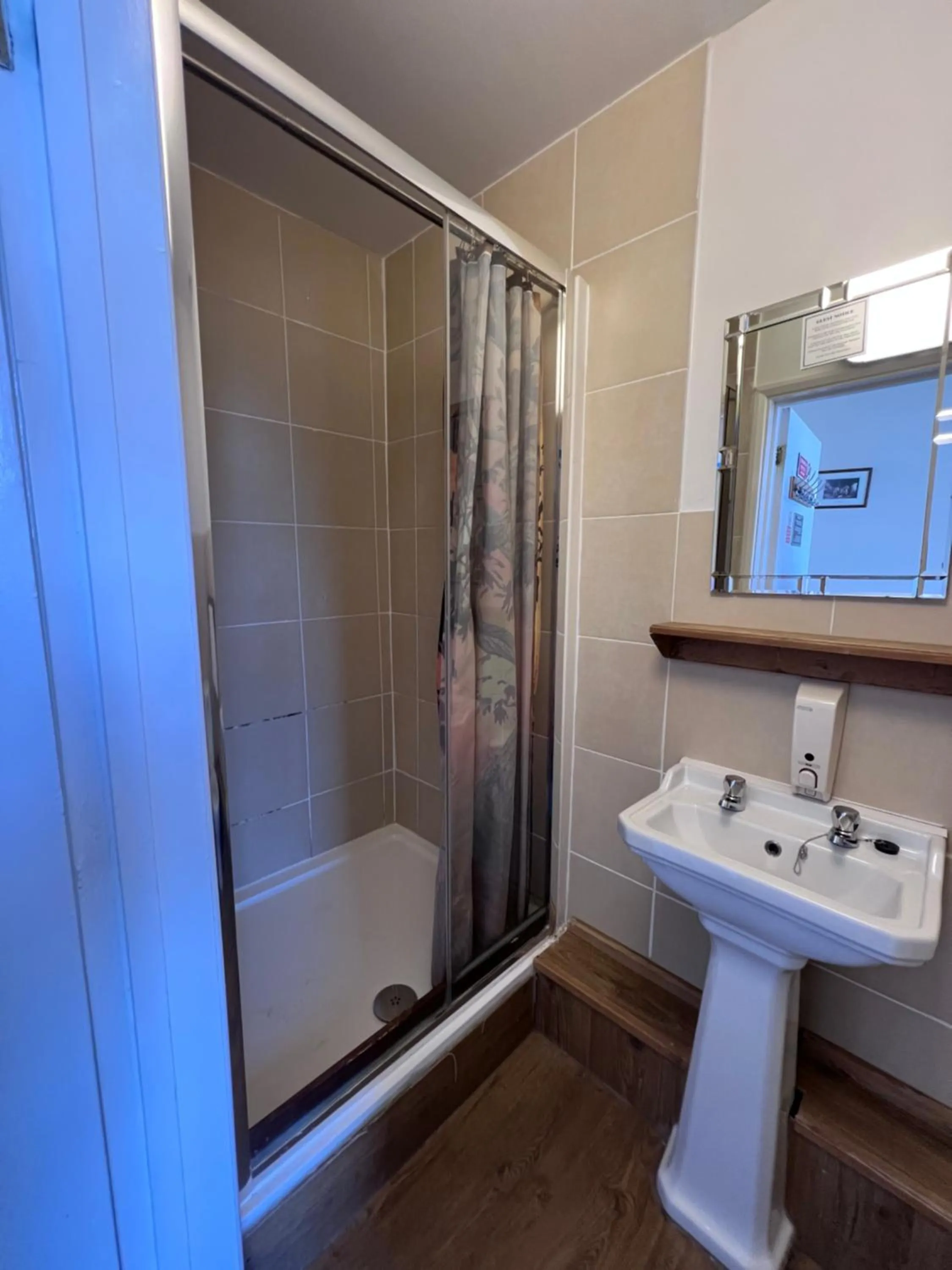 Shower in Royal Britannia Hotel