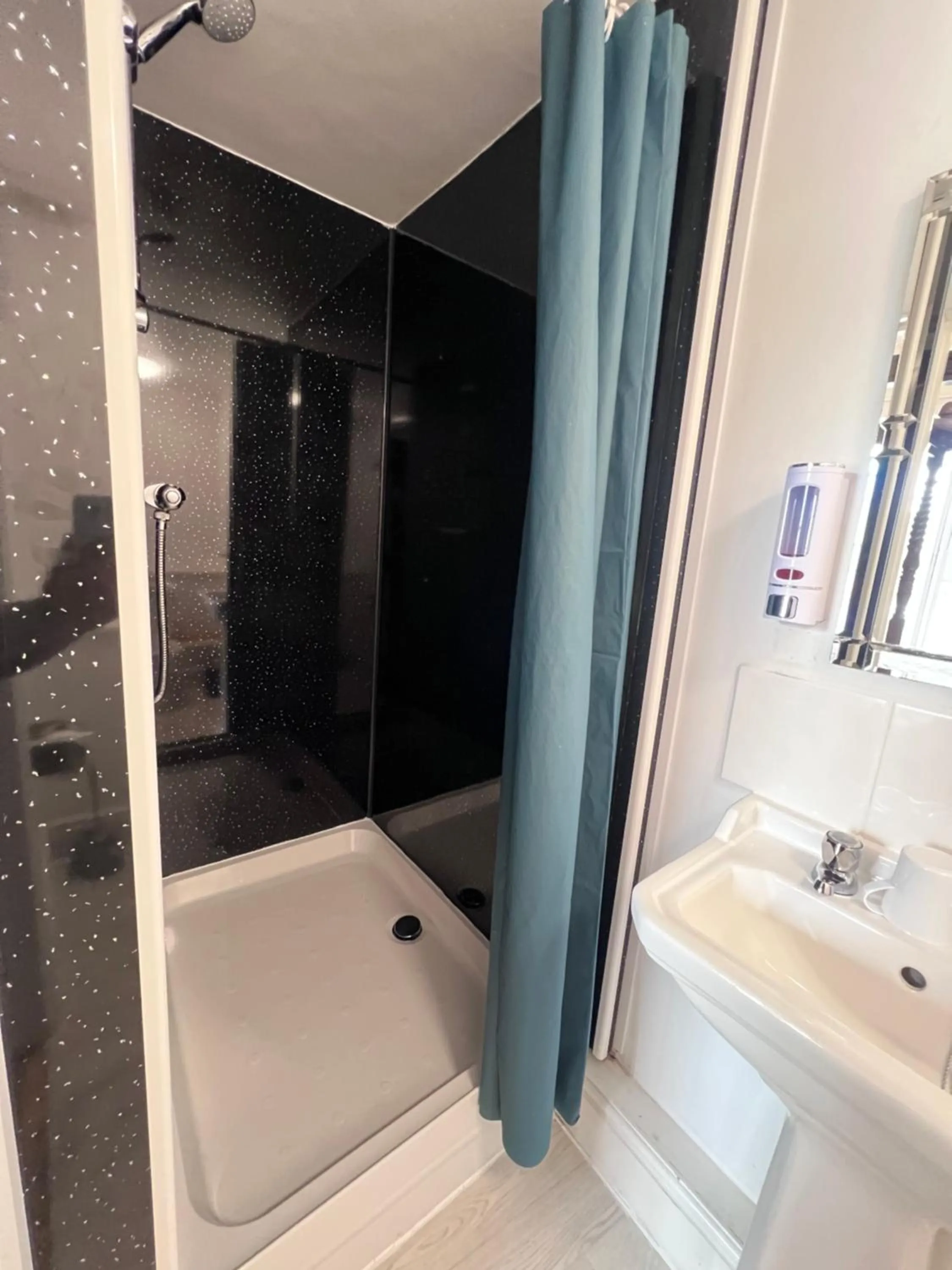 Shower in Royal Britannia Hotel