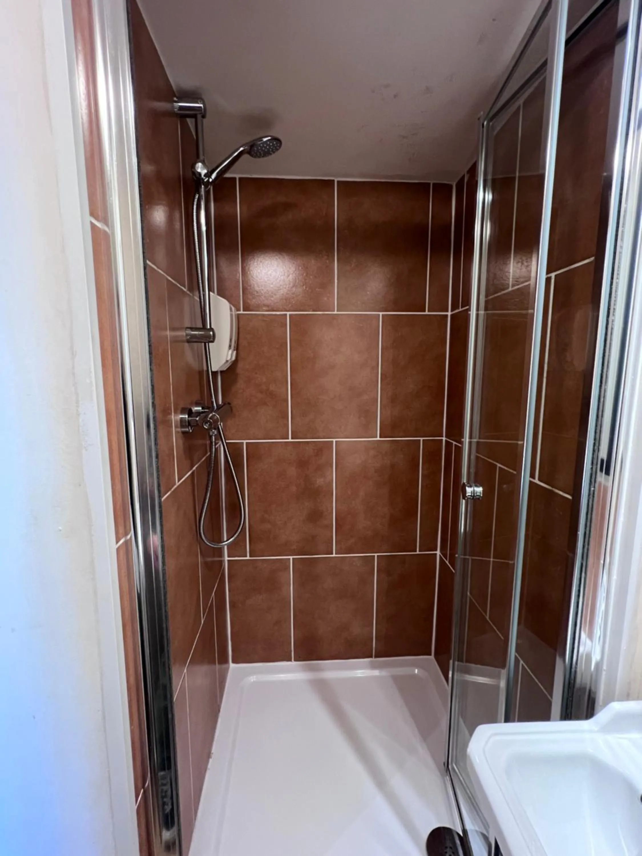 Shower in Royal Britannia Hotel