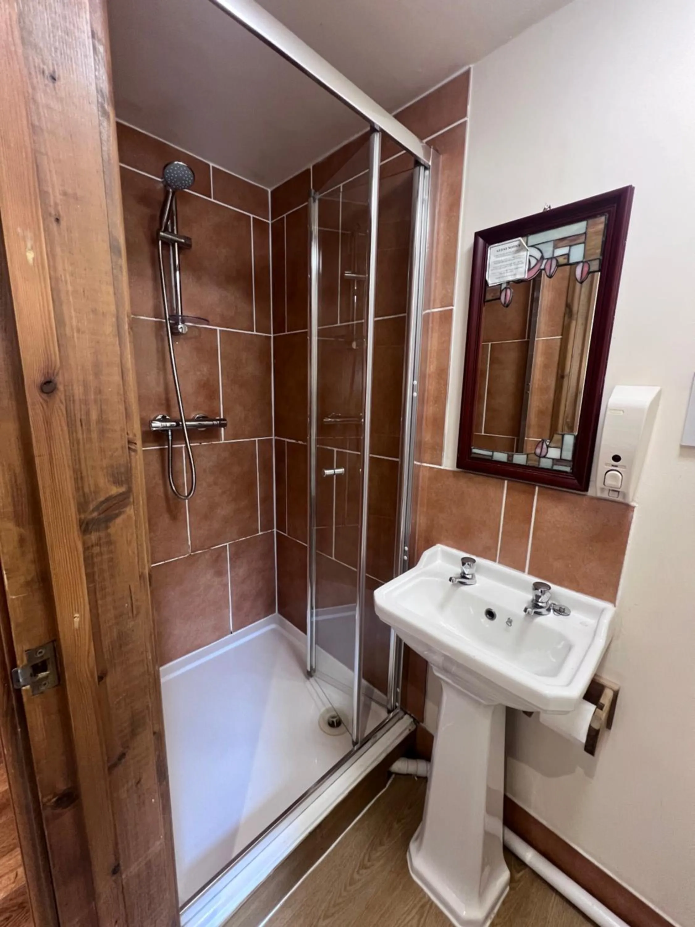 Shower in Royal Britannia Hotel