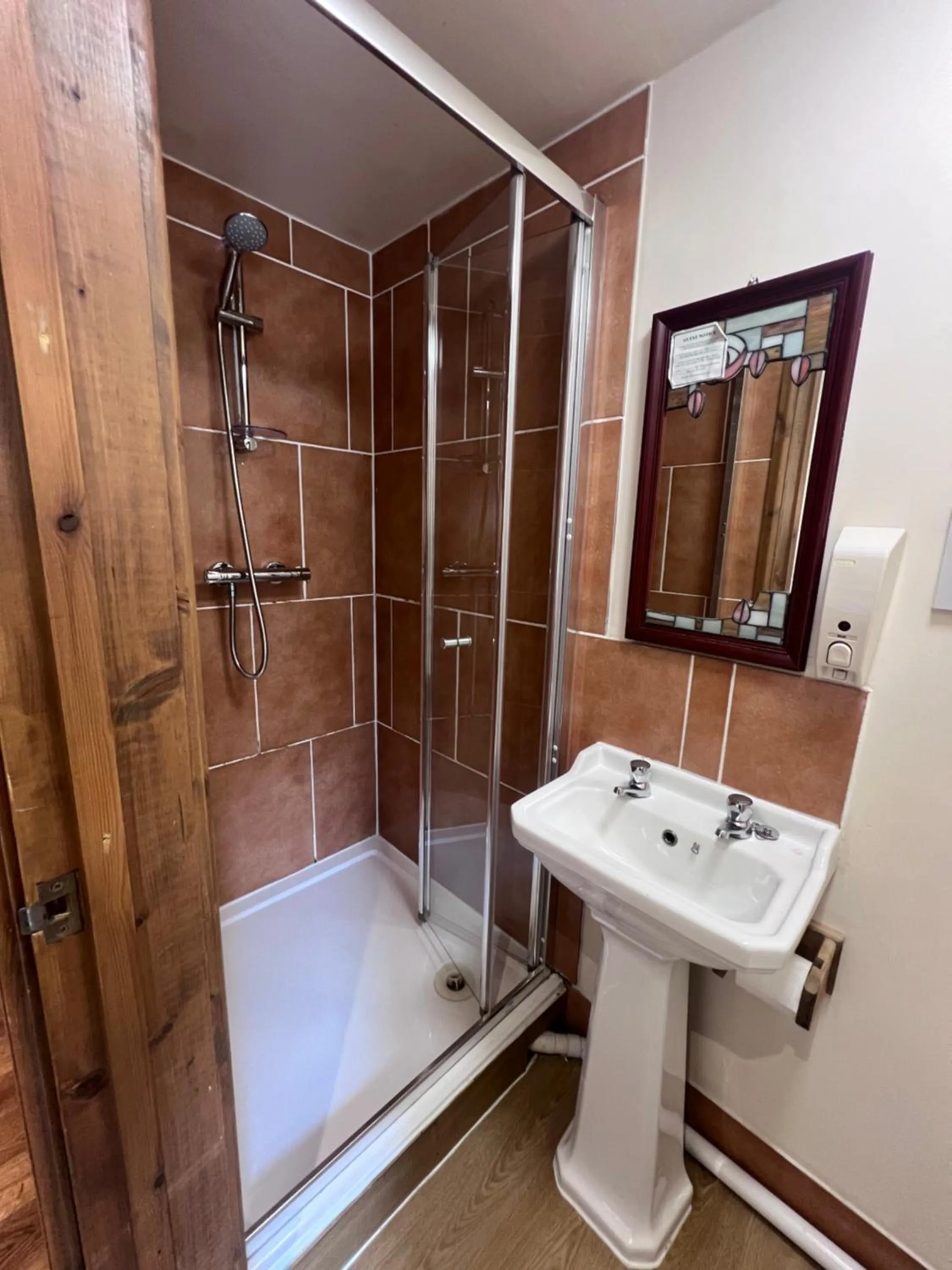 Shower in Royal Britannia Hotel