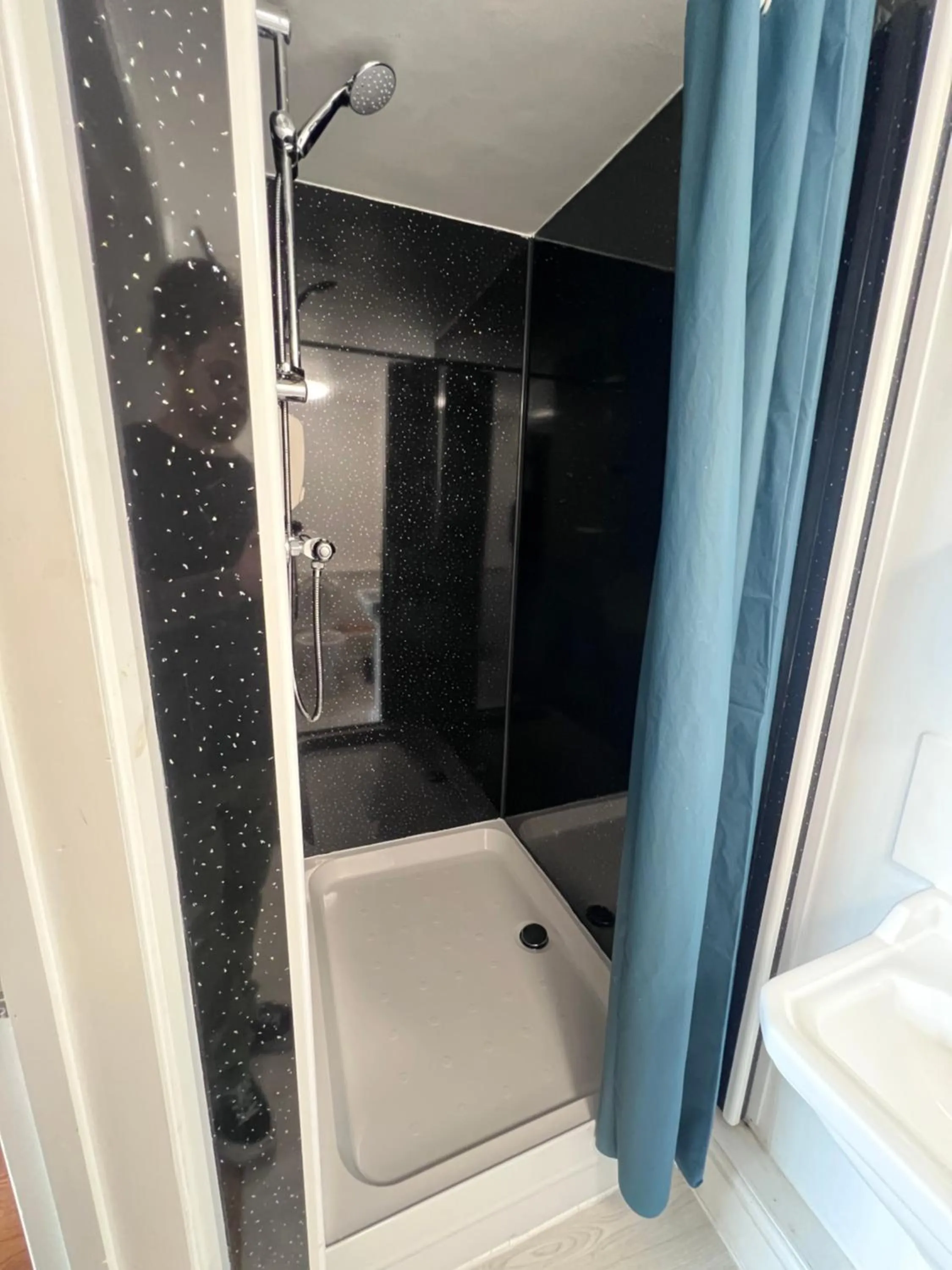 Shower in Royal Britannia Hotel