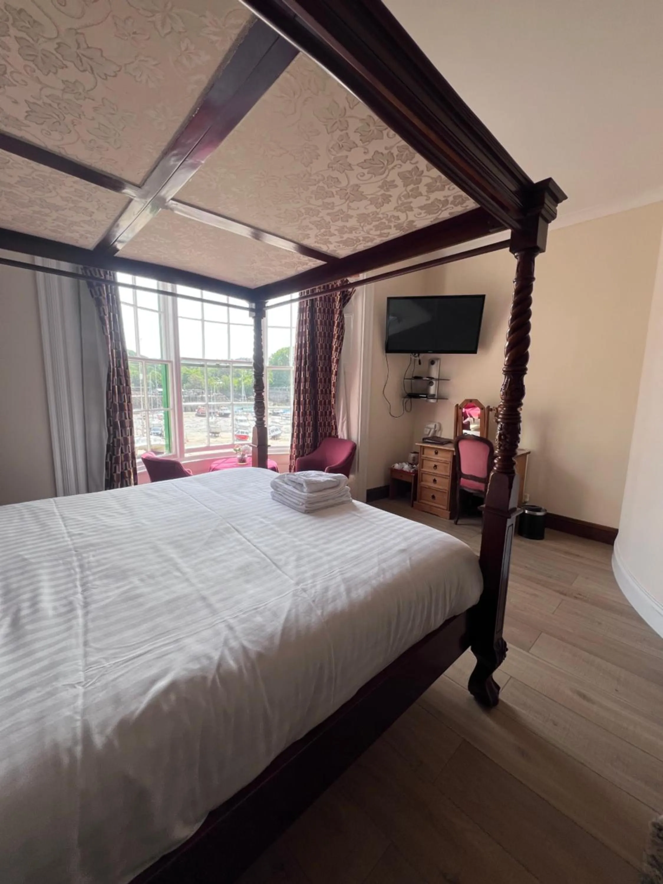 Bed in Royal Britannia Hotel