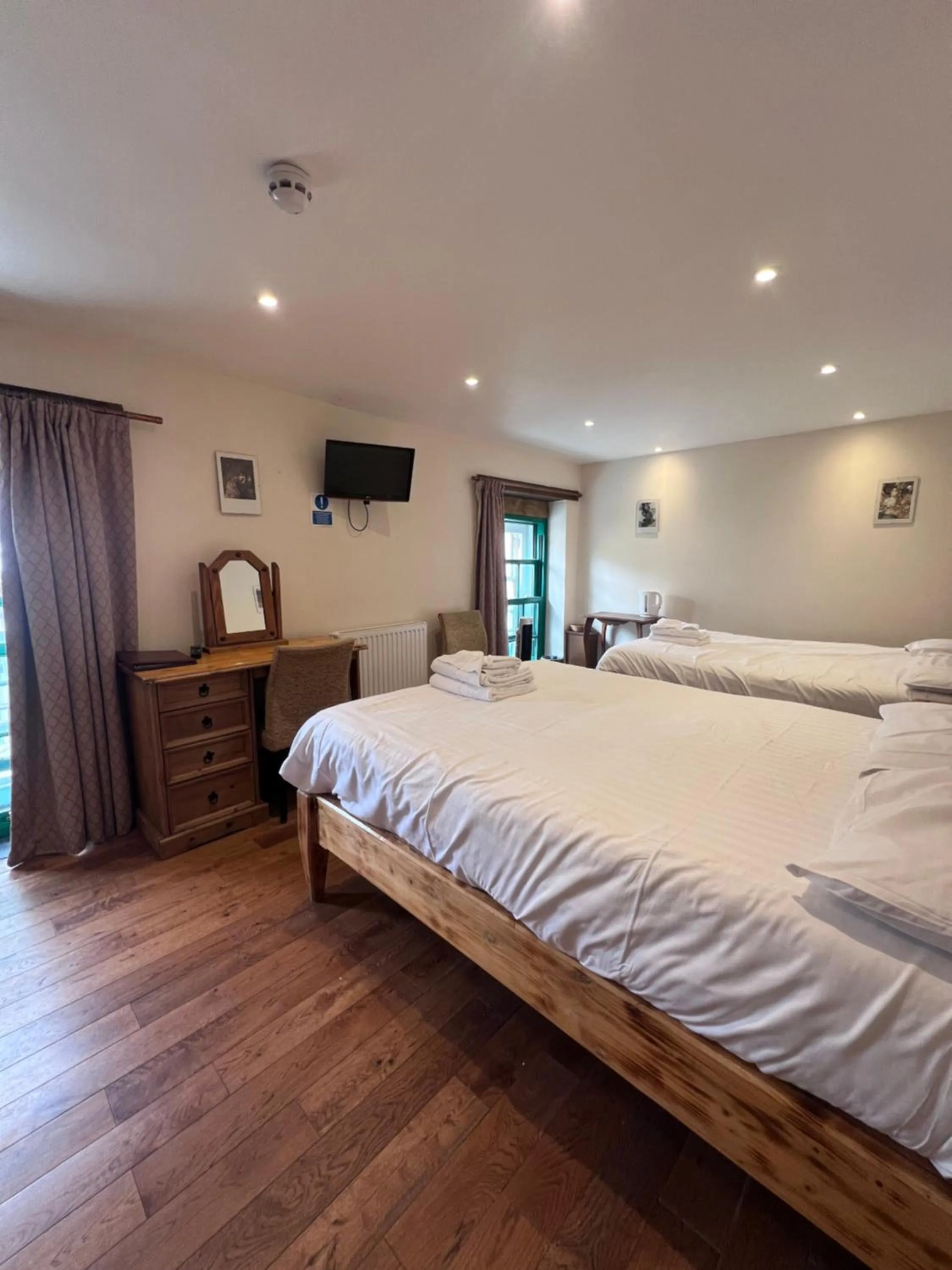 Bedroom, Bed in Royal Britannia Hotel