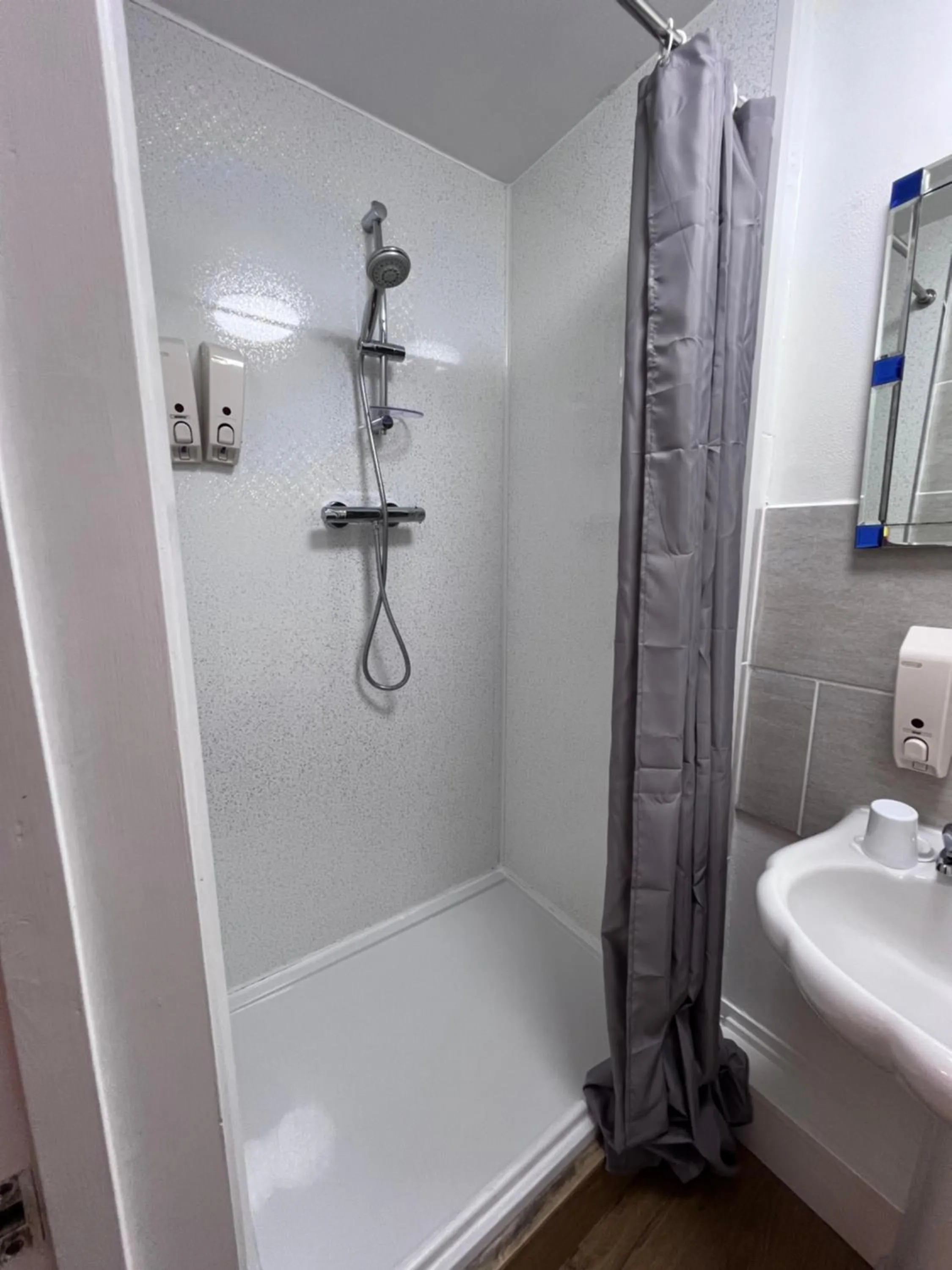 Shower in Royal Britannia Hotel