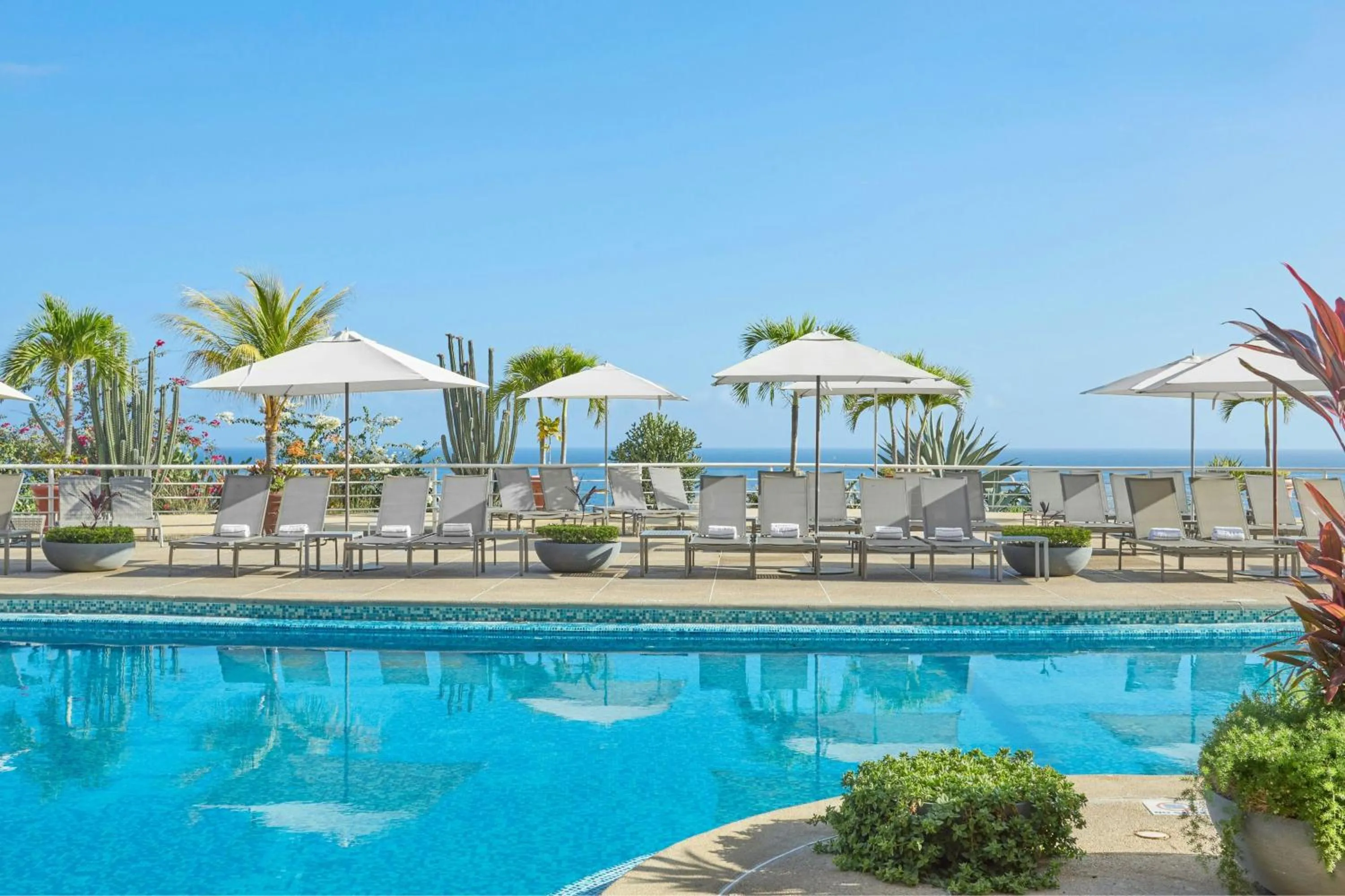 Swimming pool in Marriott Venezuela Hotel Playa Grande