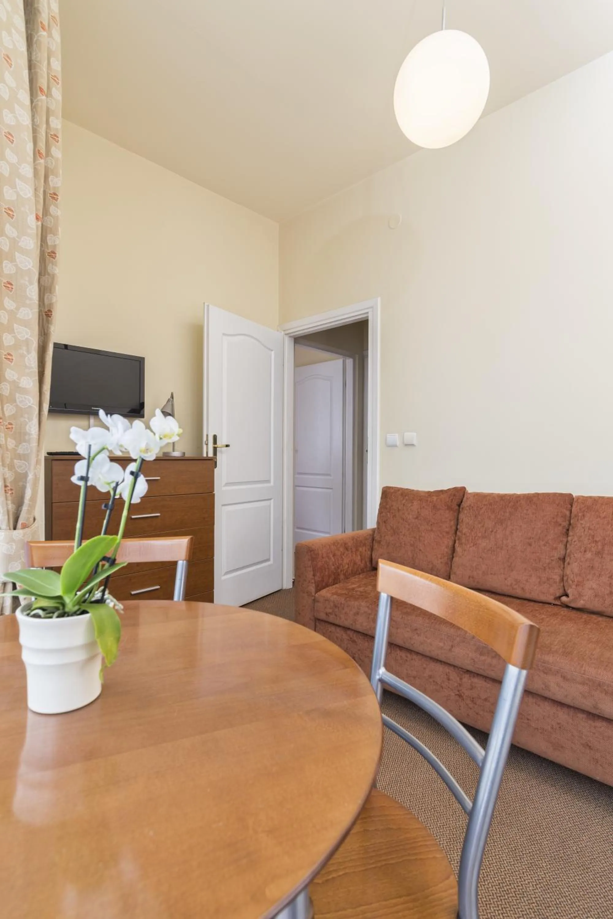 TV and multimedia, Dining Area in Hotel Colibra