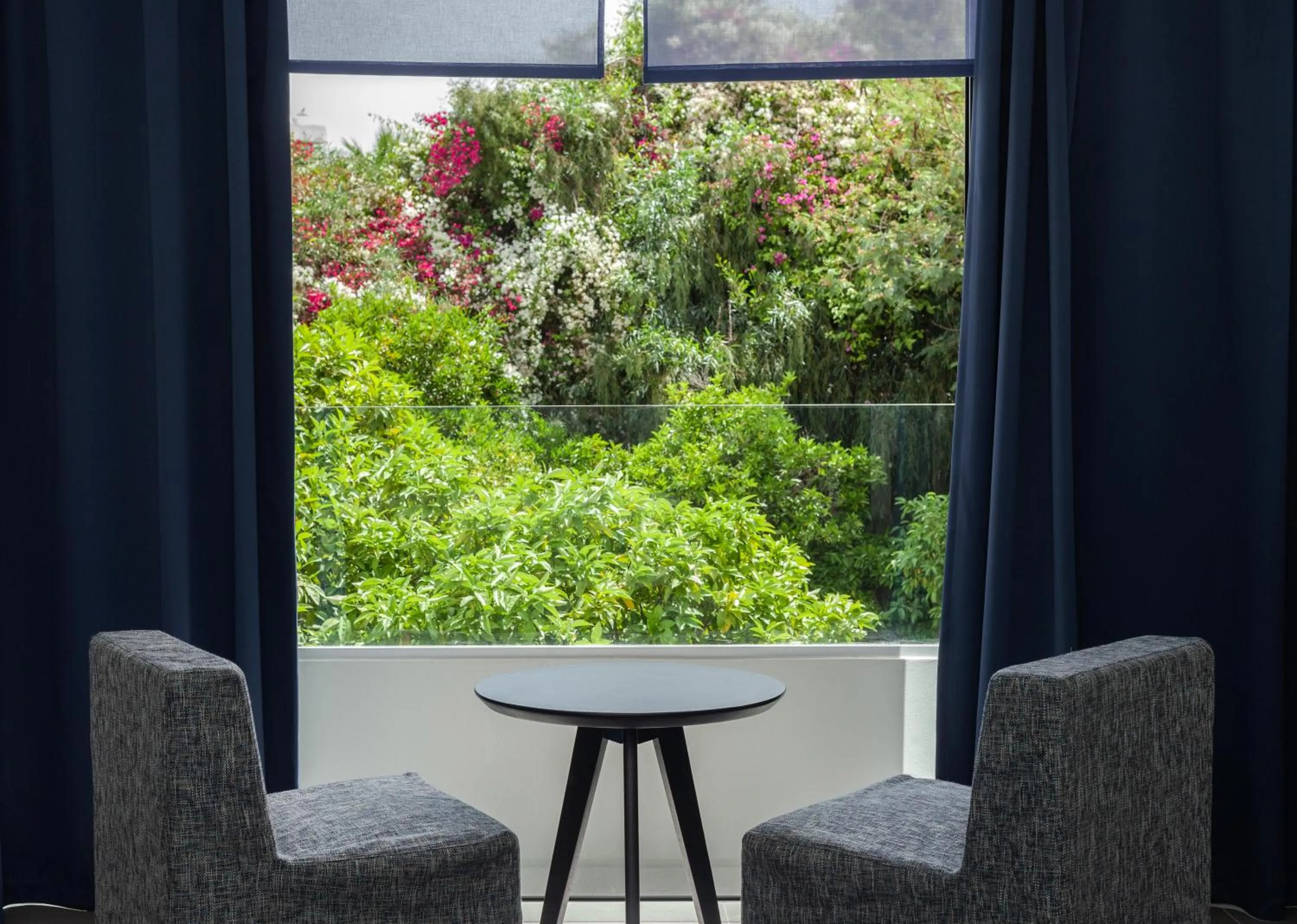 Photo of the whole room in Almyra