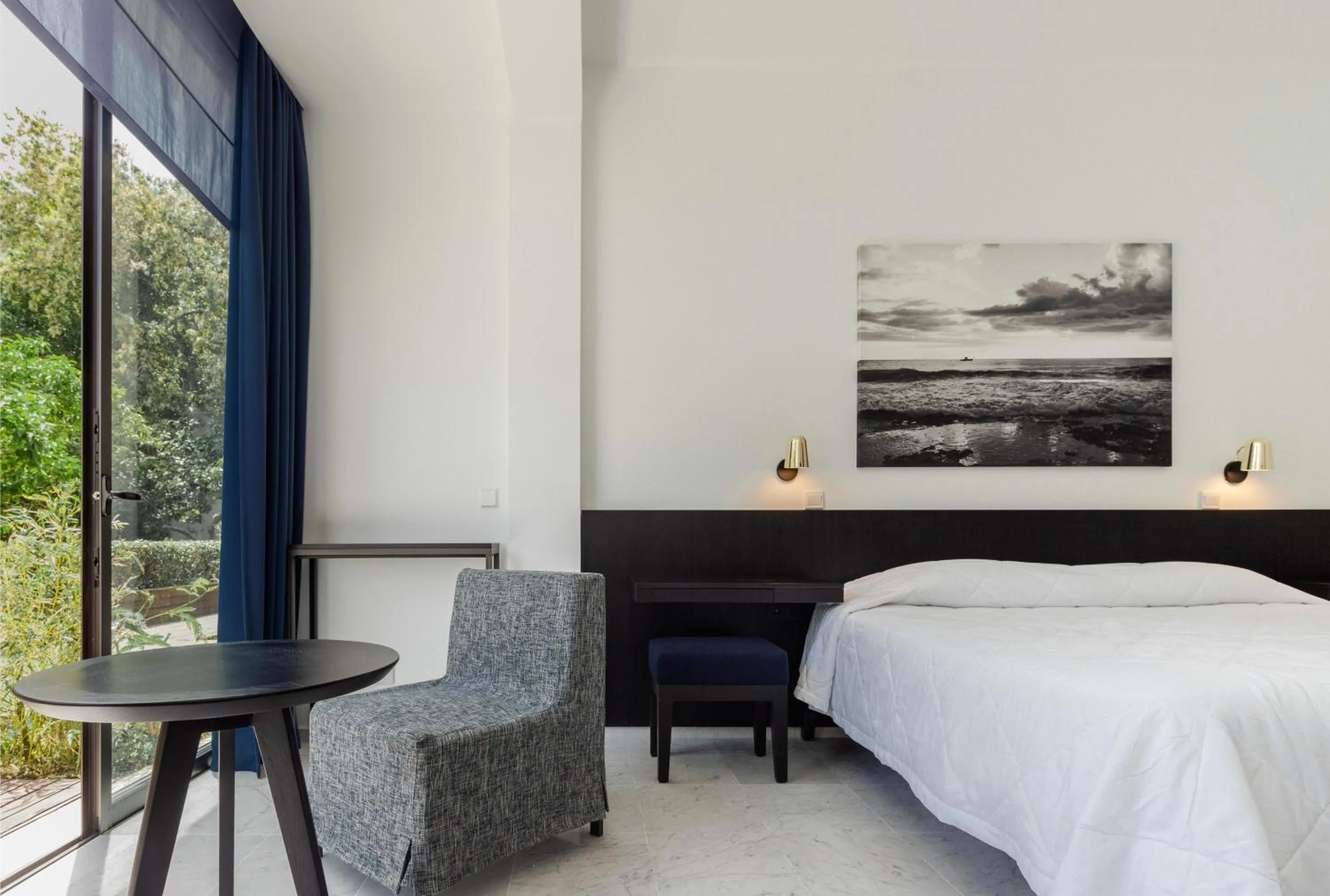 Photo of the whole room, Bed in Almyra