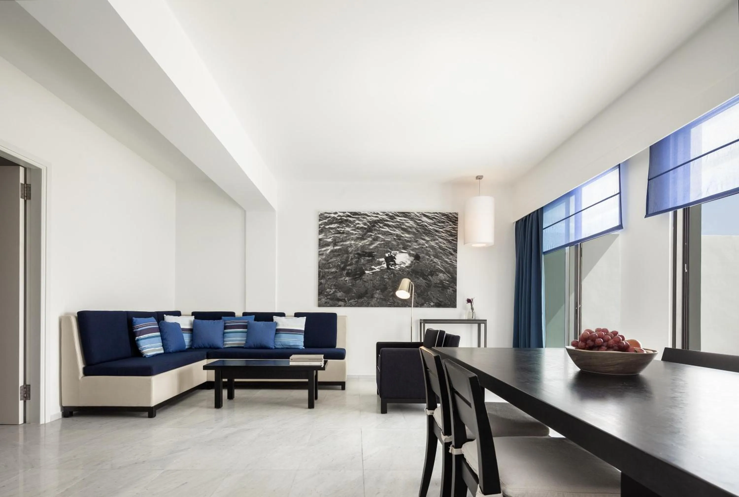 Photo of the whole room in Almyra