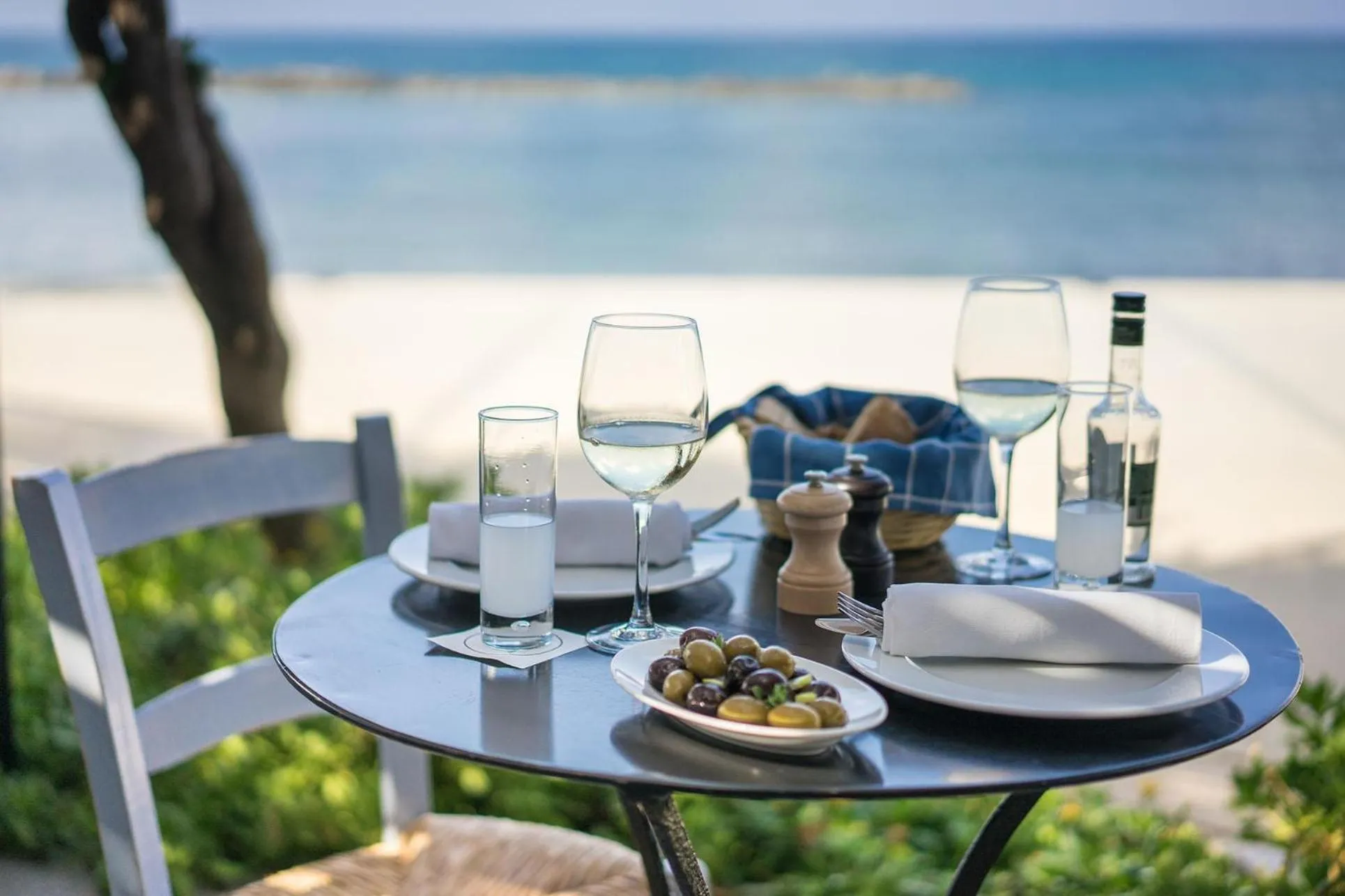 Restaurant/places to eat in Almyra