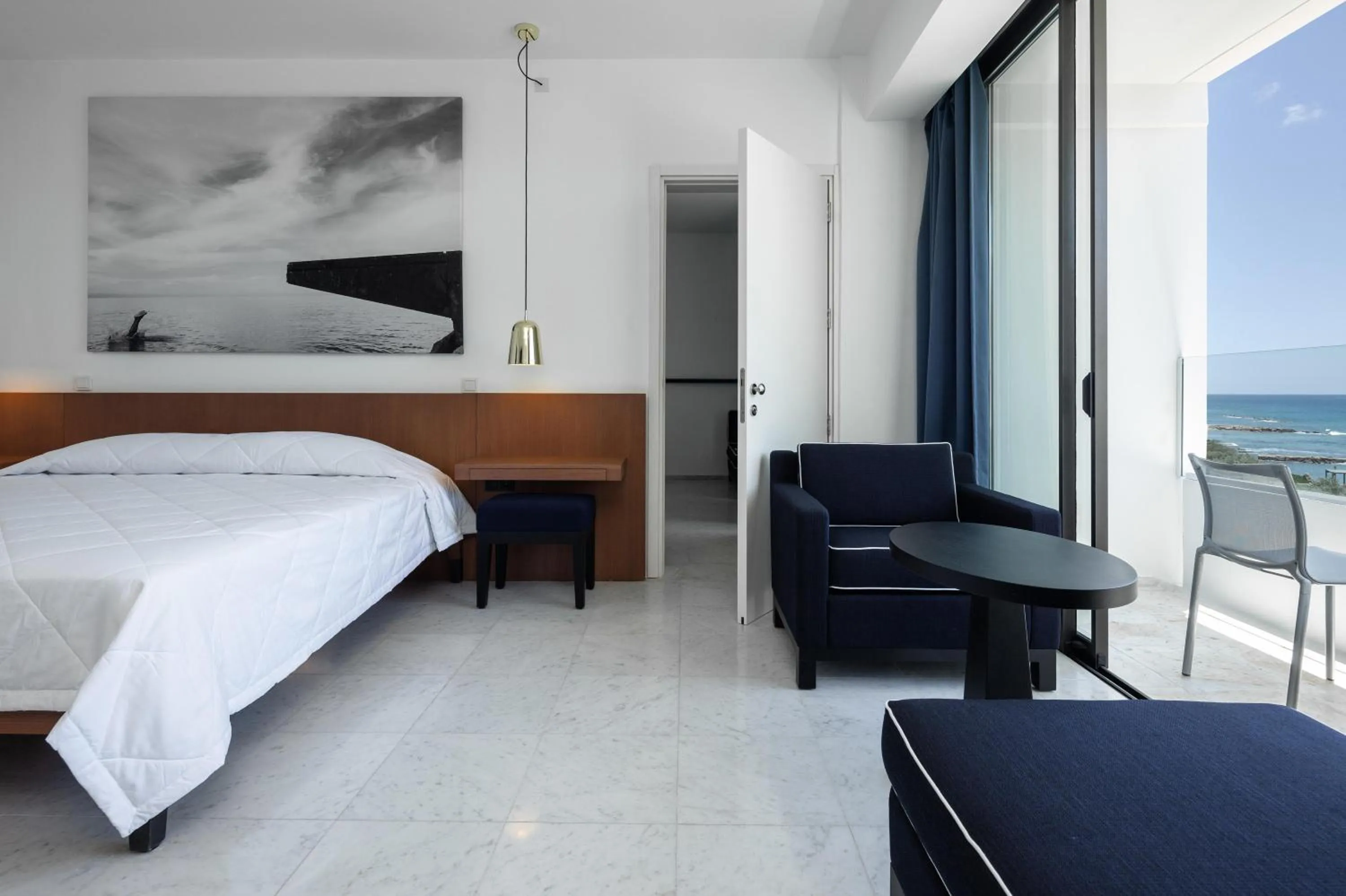 Photo of the whole room, Bed in Almyra