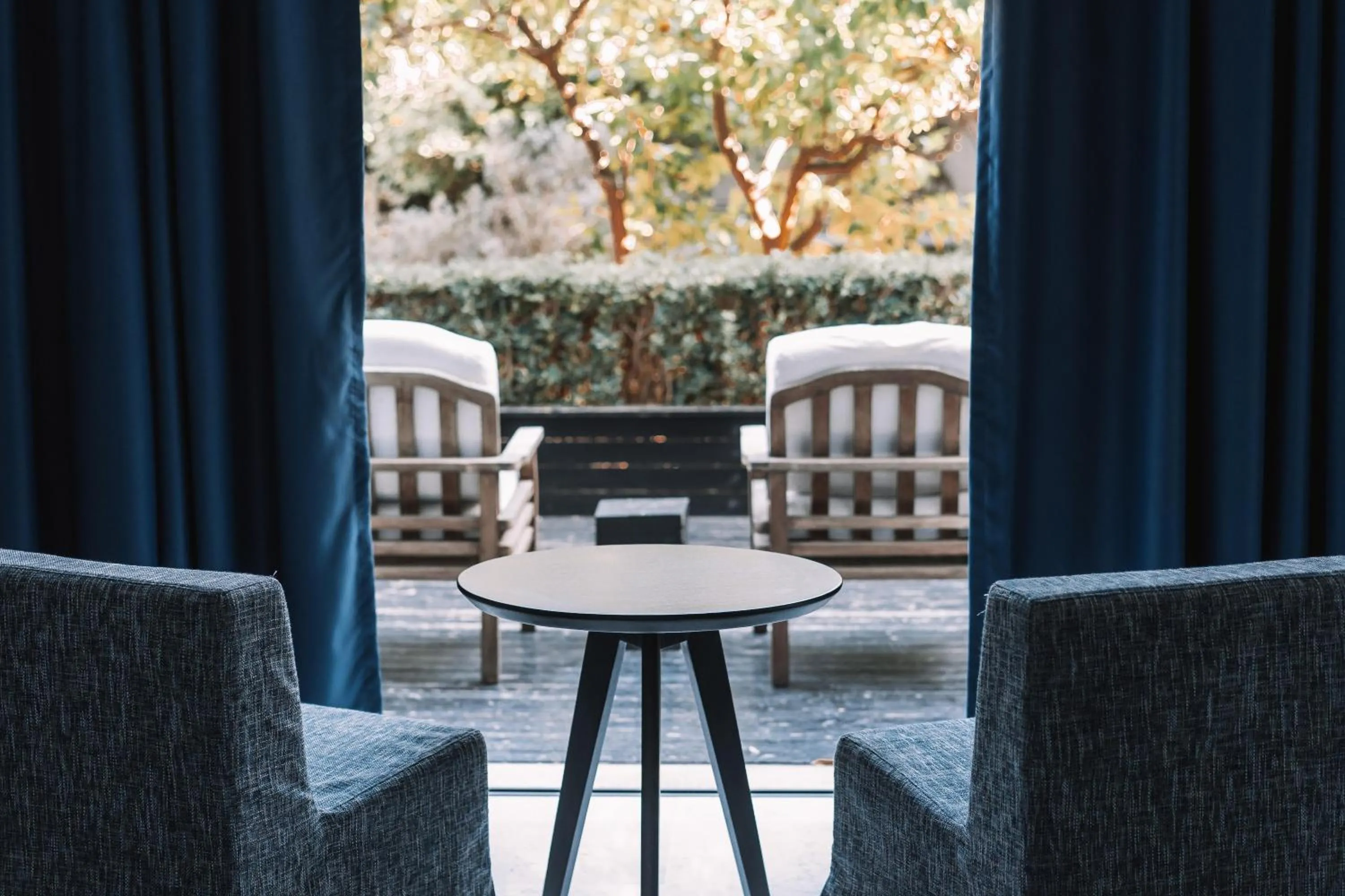 Photo of the whole room in Almyra