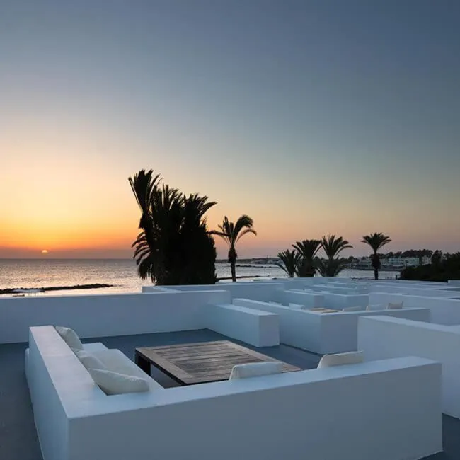 Photo of the whole room in Almyra