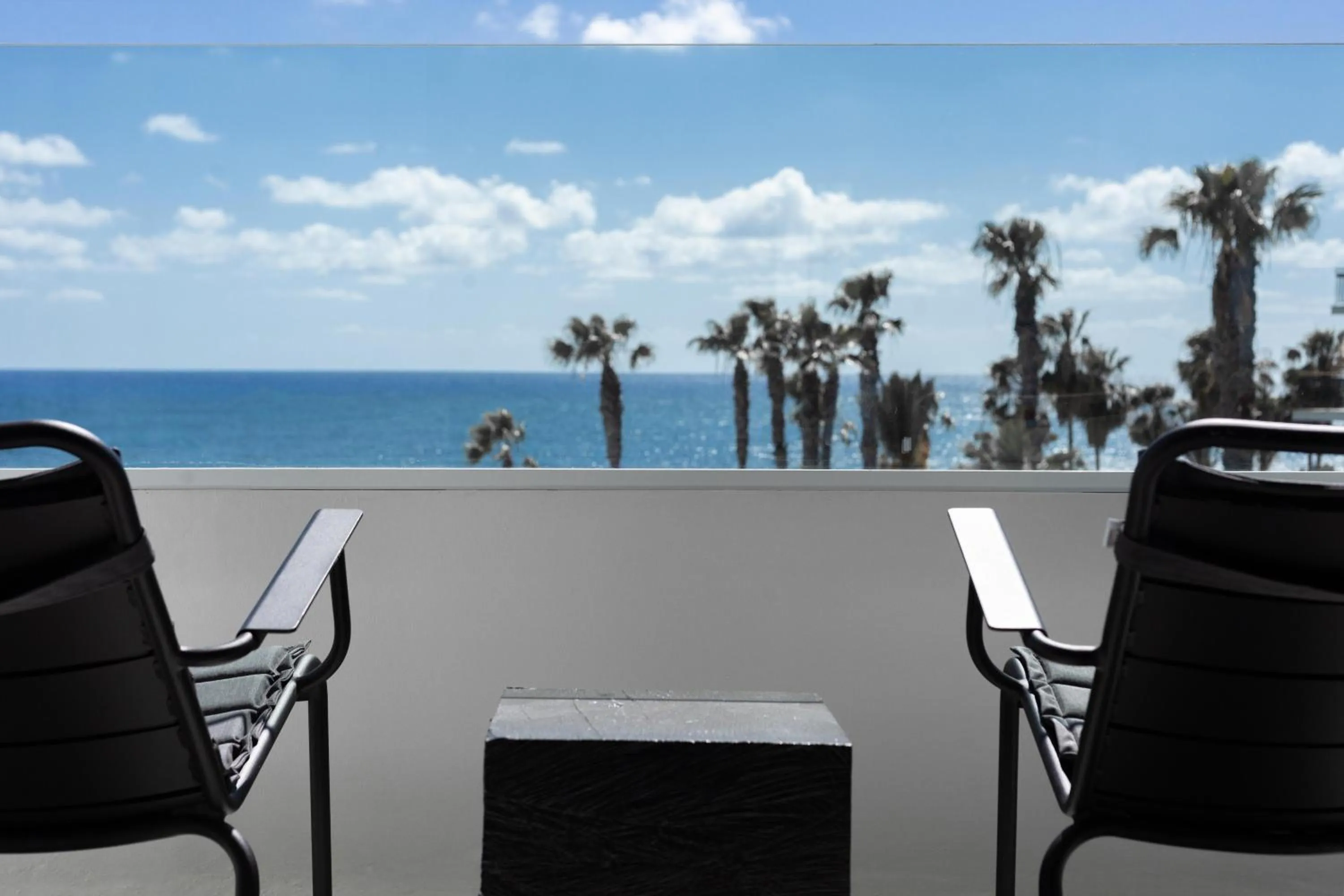 Photo of the whole room in Almyra