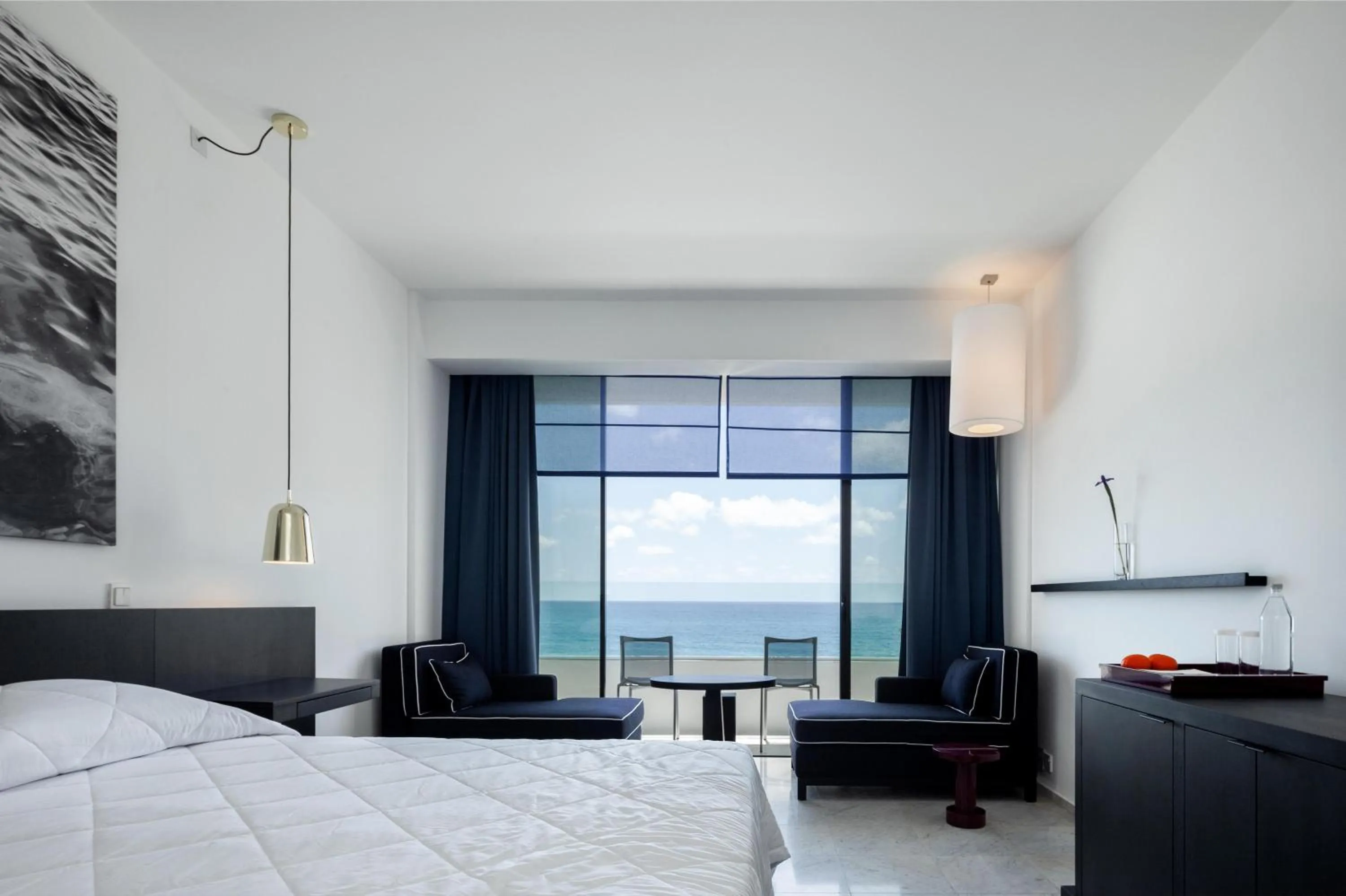 Photo of the whole room, Bed in Almyra