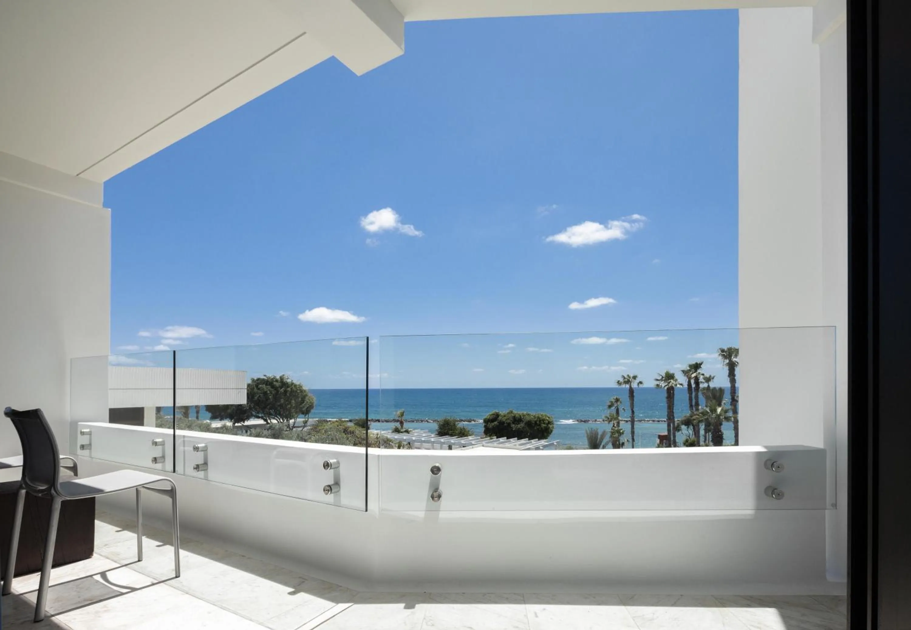 Photo of the whole room in Almyra