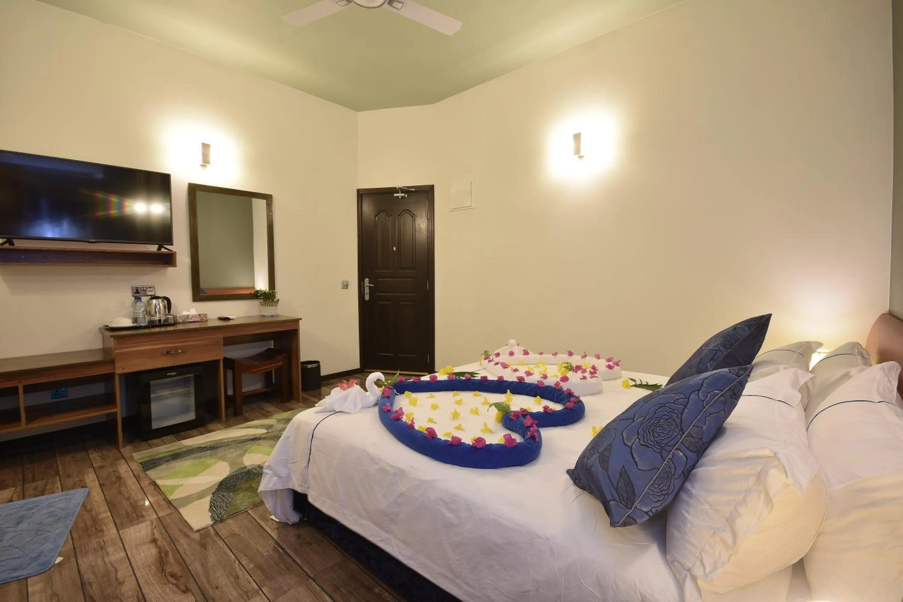 Toilet, Bed in Island Home Inn