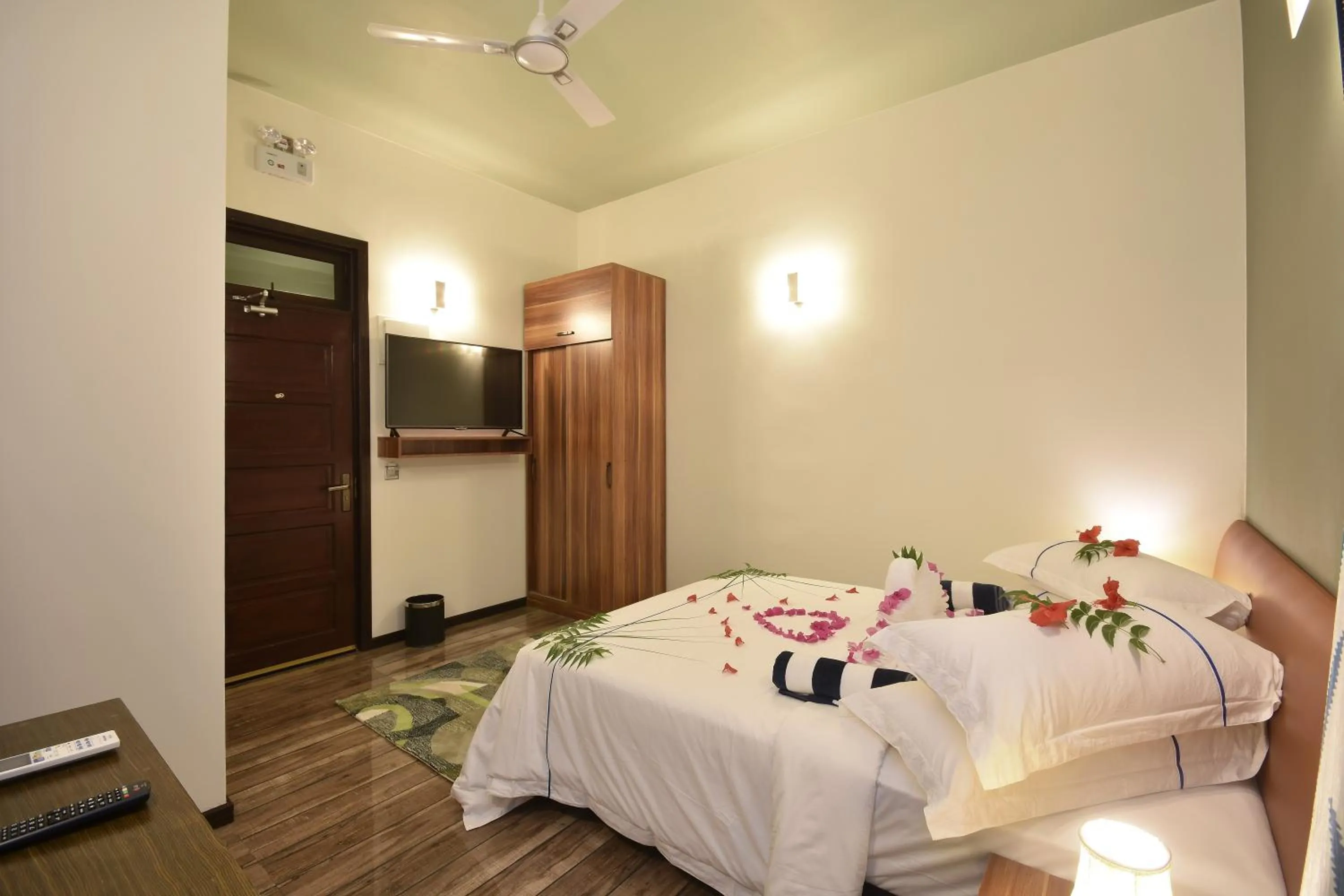 Shower, Bed in Island Home Inn