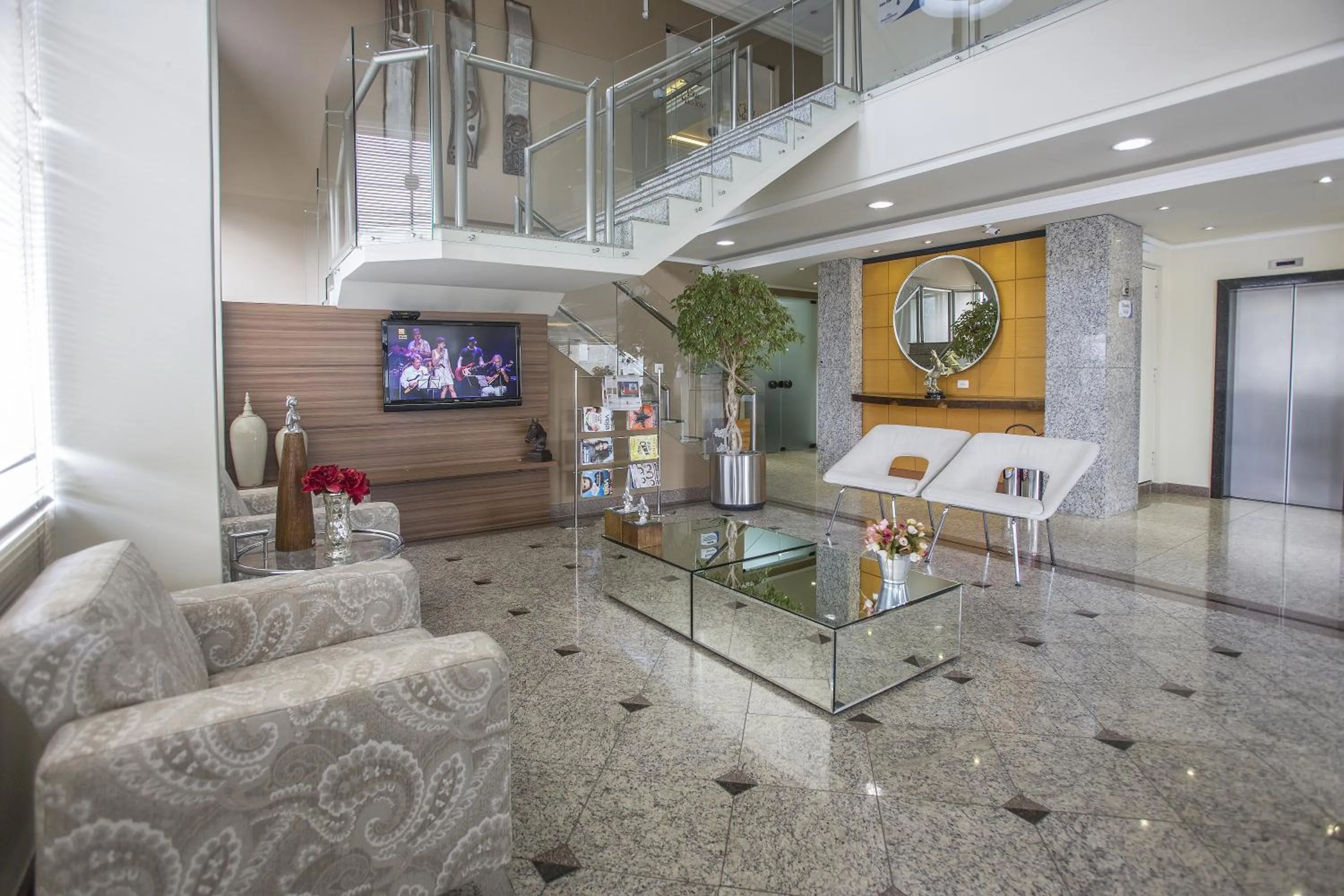 Lobby or reception in Astron Suítes São José dos Pinhais by Nobile