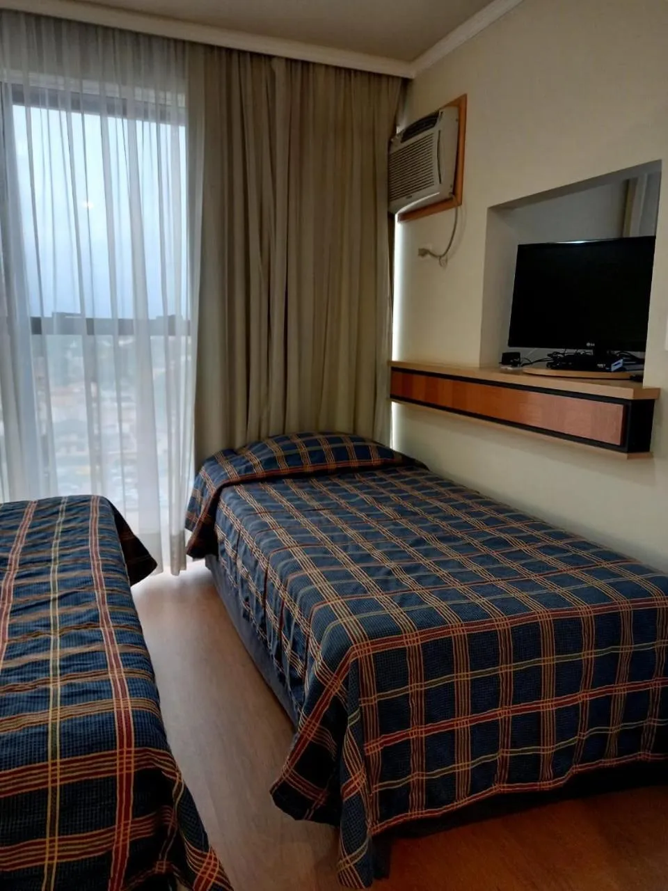 Photo of the whole room, Bed in Astron Suítes São José dos Pinhais by Nobile