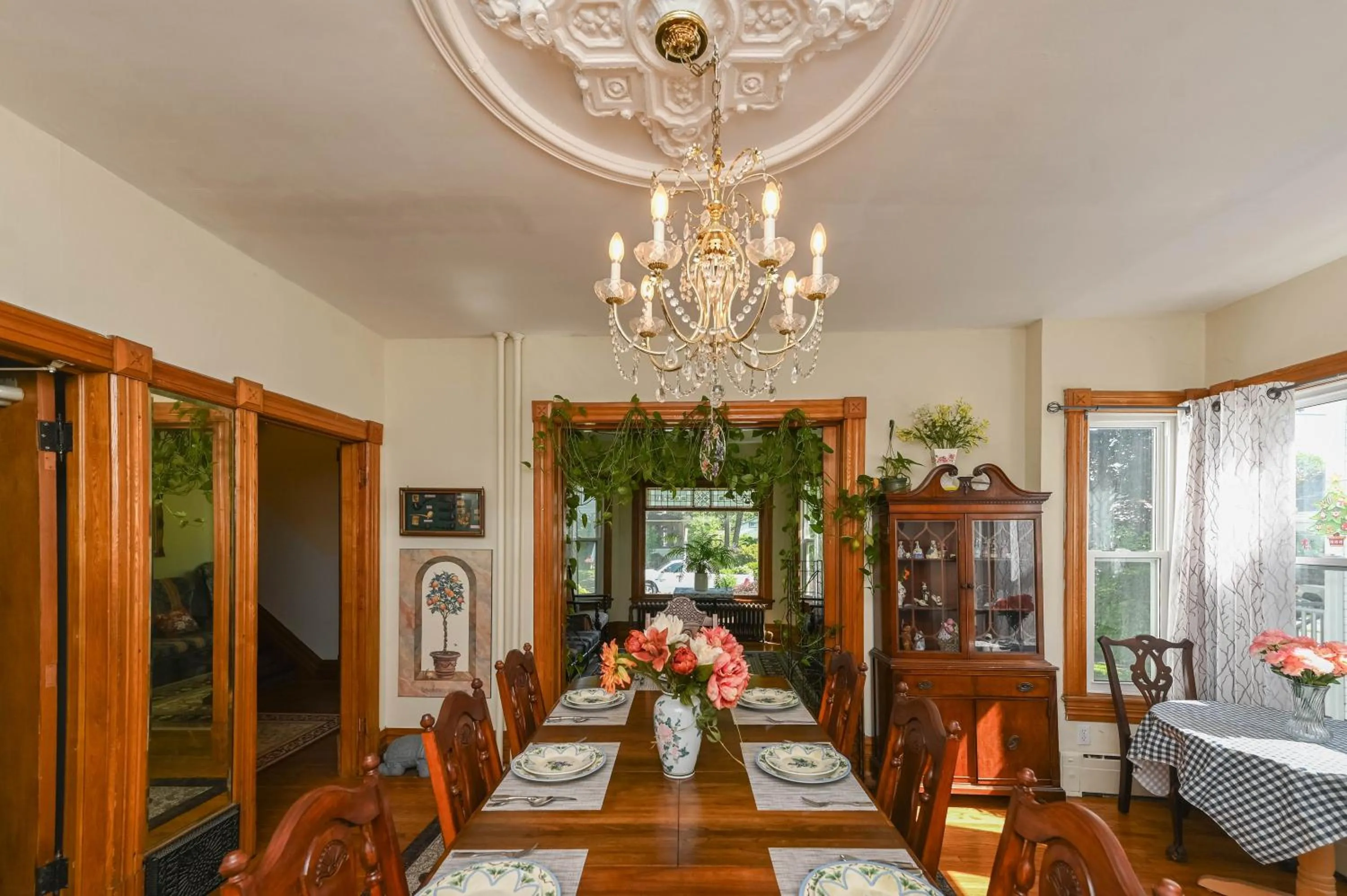 Dining area in Niagara Inn Bed and Breakfast