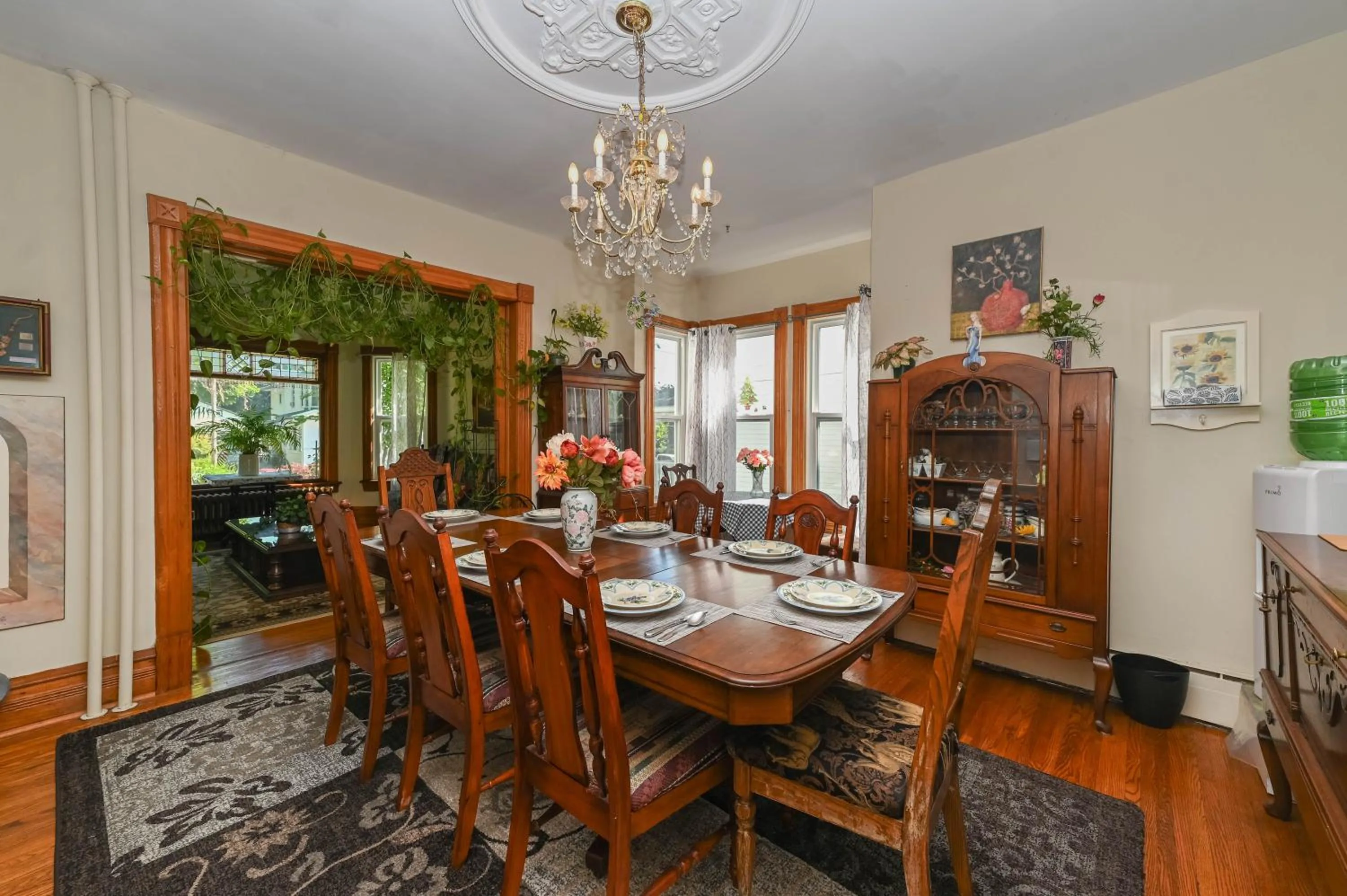 Dining area in Niagara Inn Bed and Breakfast