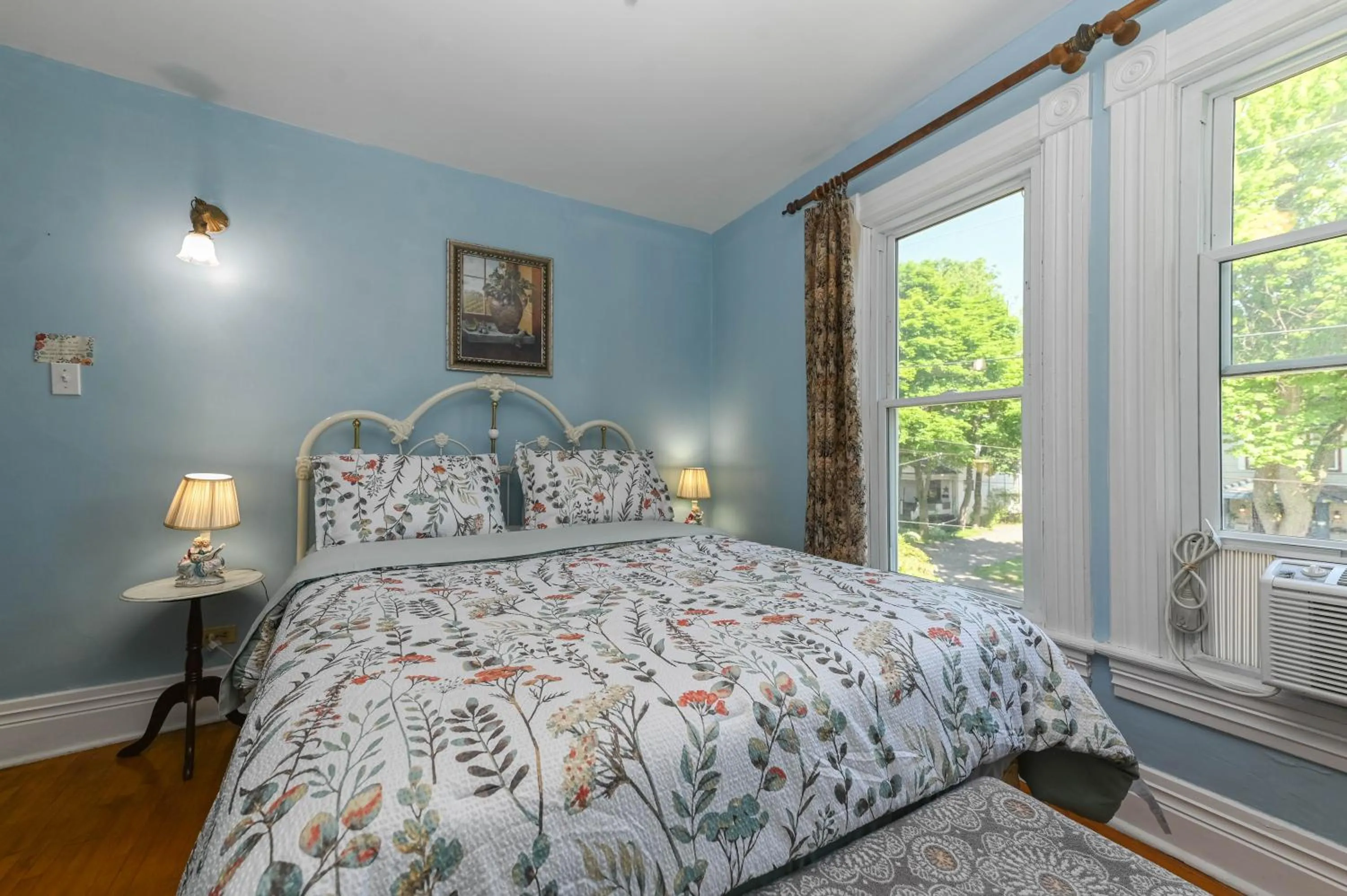 Photo of the whole room, Bed in Niagara Inn Bed and Breakfast