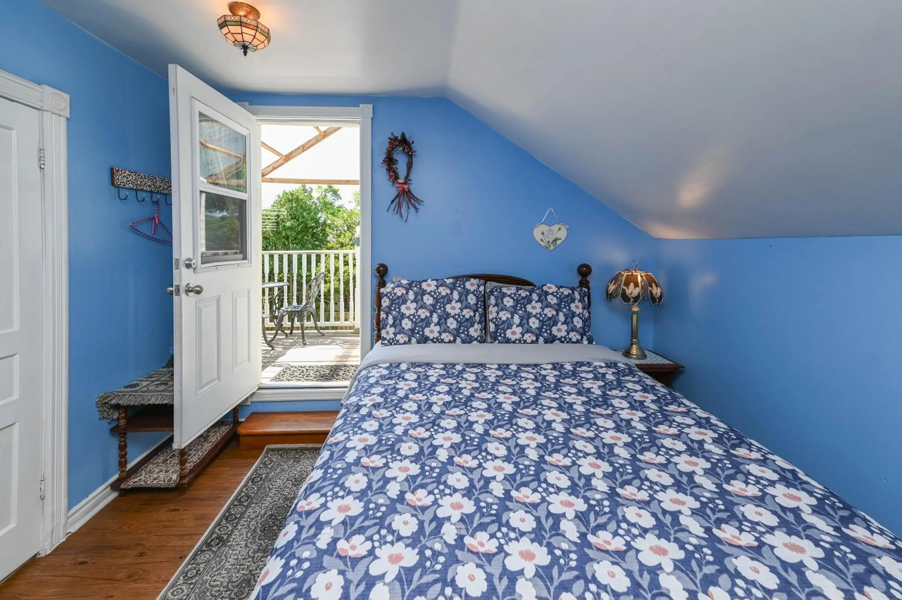 Balcony/Terrace, Bed in Niagara Inn Bed and Breakfast