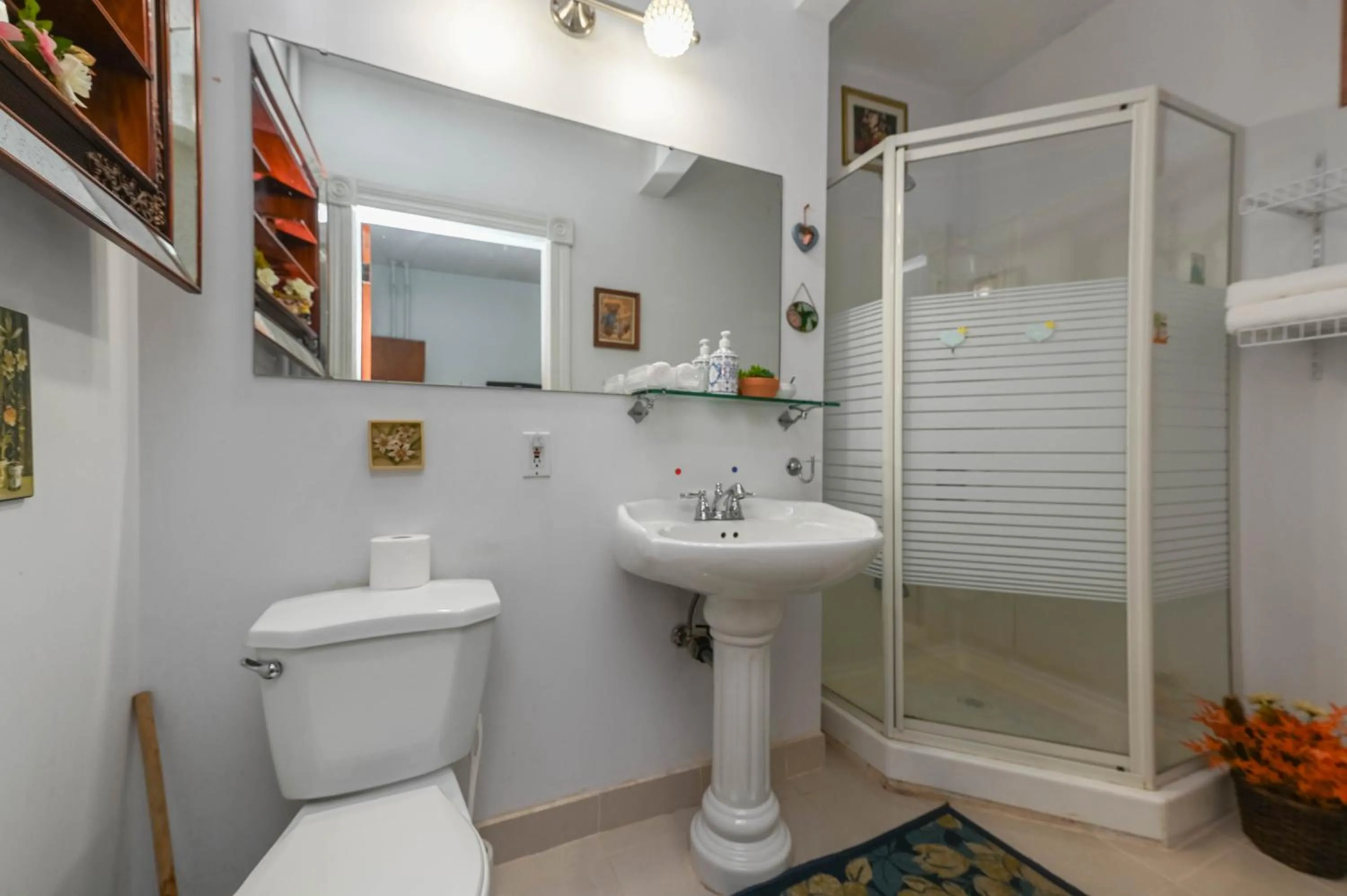 Shower in Niagara Inn Bed and Breakfast