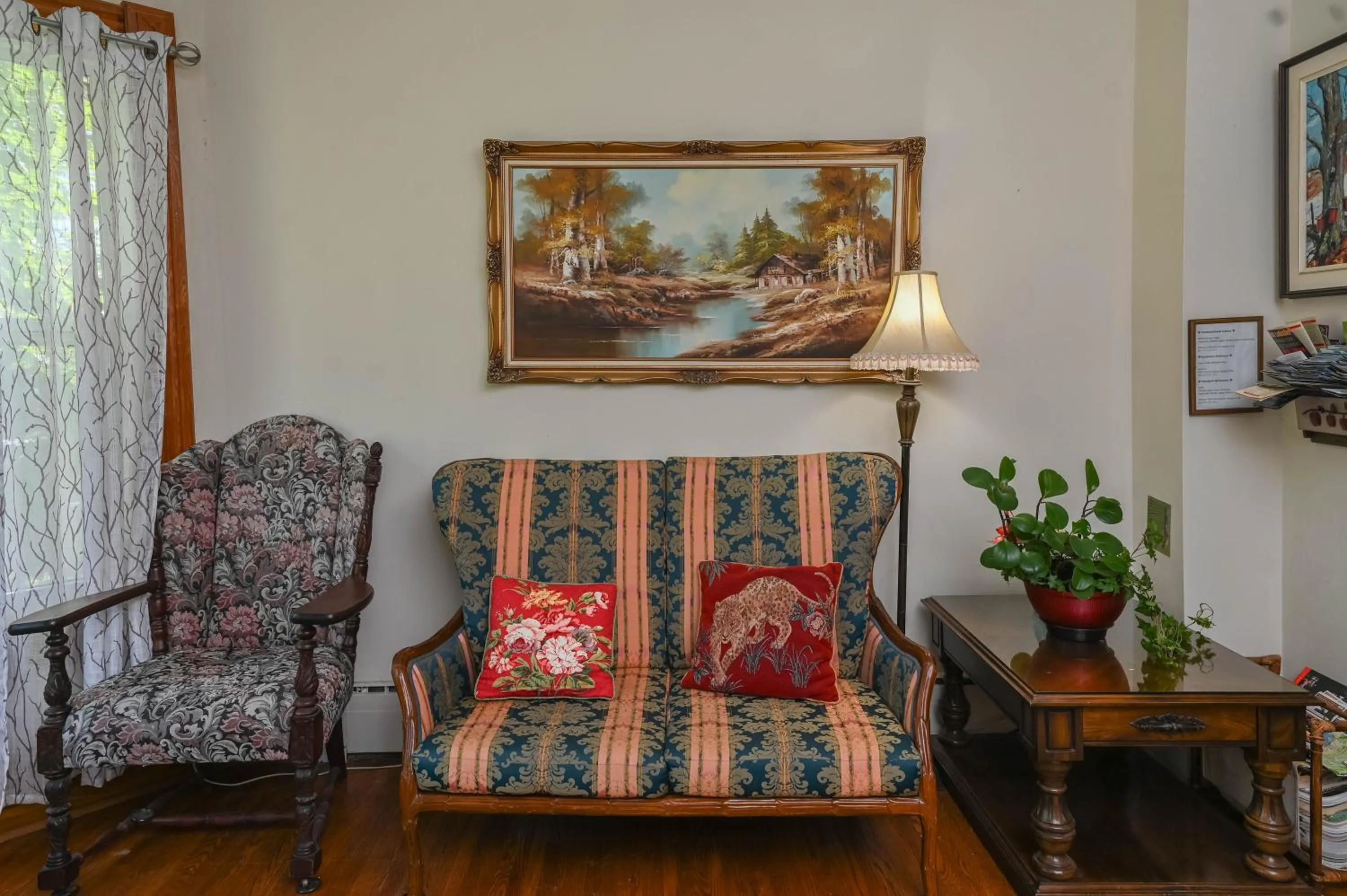 Living room in Niagara Inn Bed and Breakfast