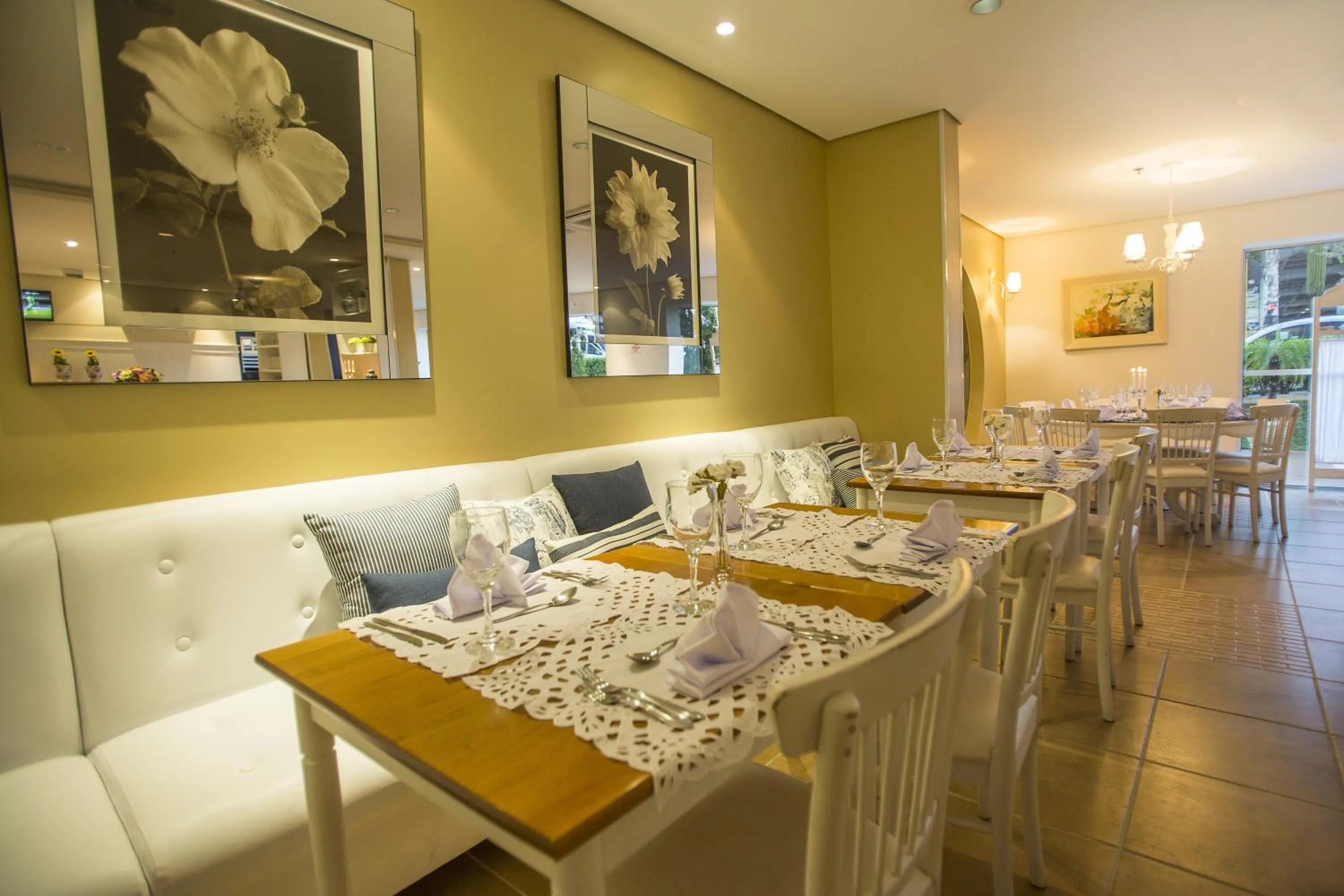 Restaurant/places to eat in Astron Hotel Bauru by Nobile