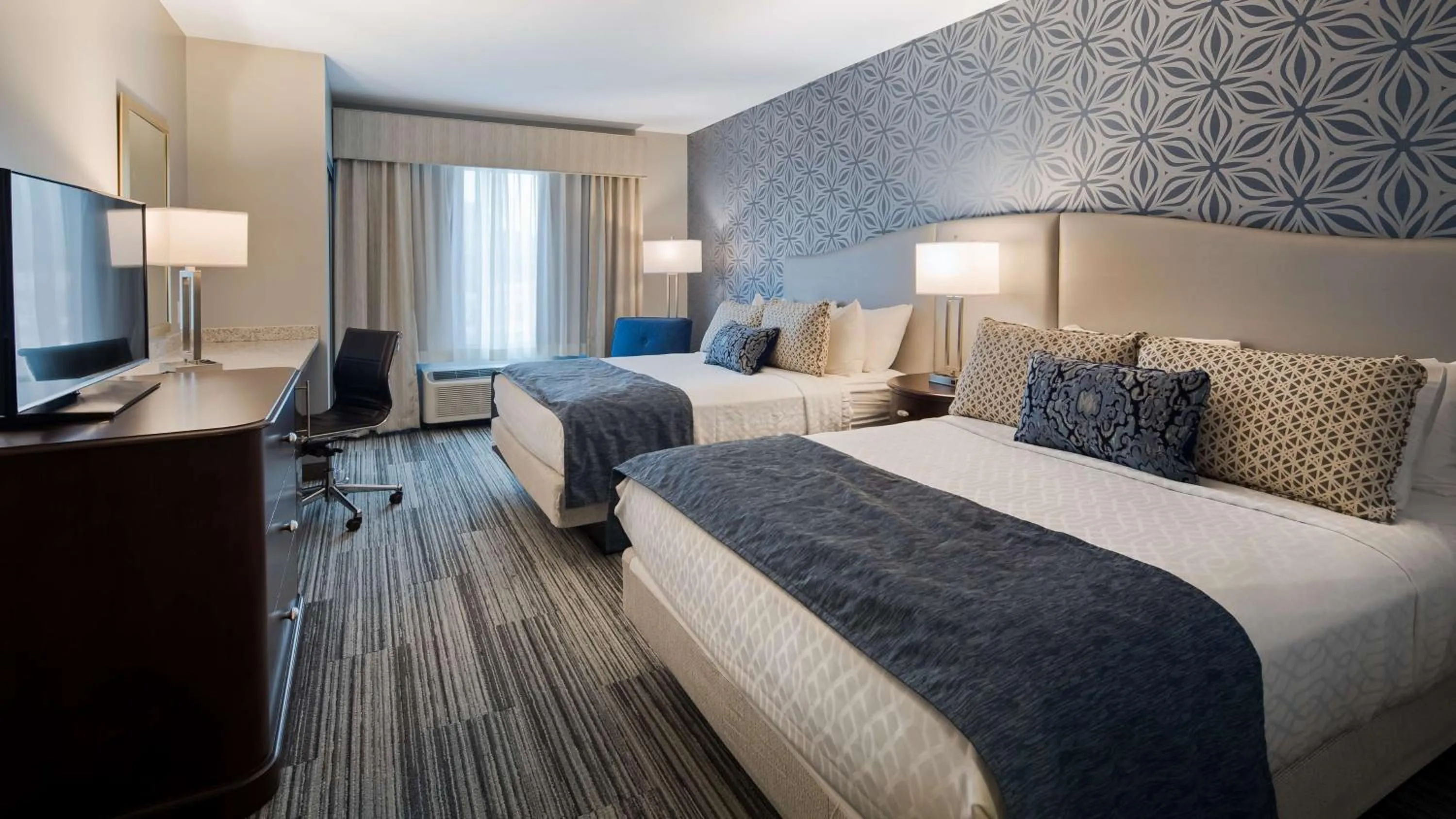 Photo of the whole room, Bed in Best Western PLUS Franklin Square Inn