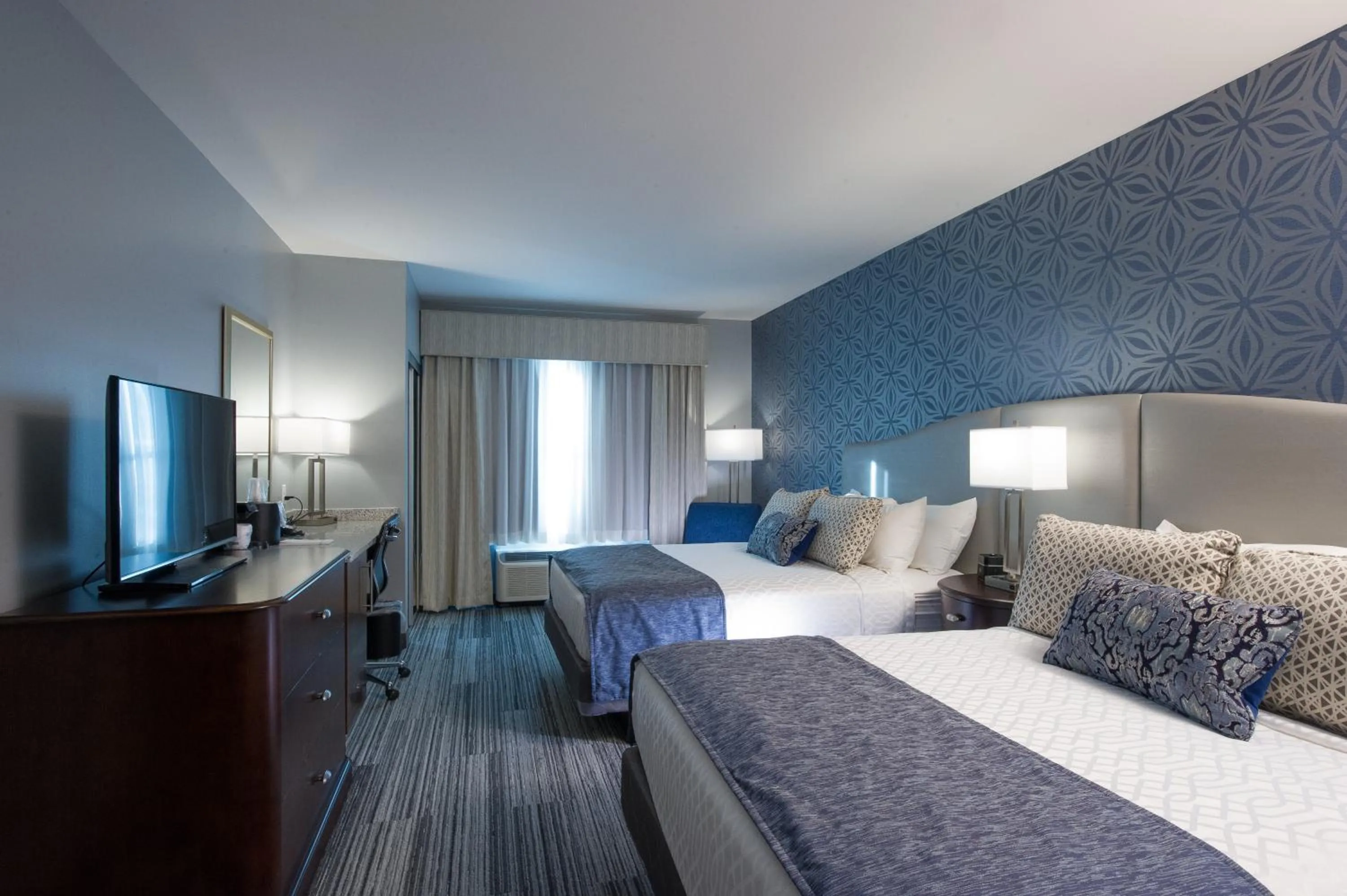 Photo of the whole room, Bed in Best Western PLUS Franklin Square Inn