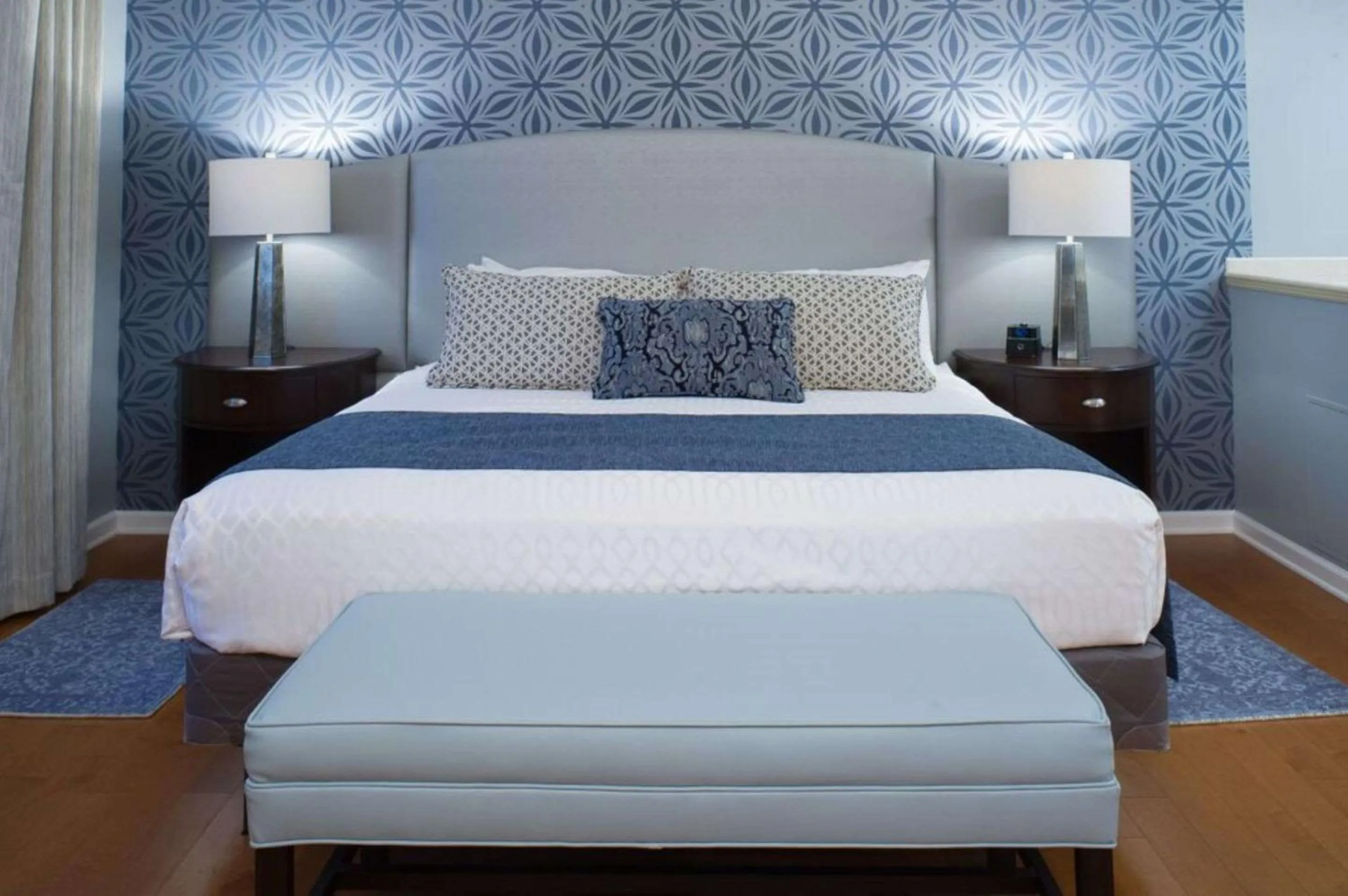 Photo of the whole room, Bed in Best Western PLUS Franklin Square Inn