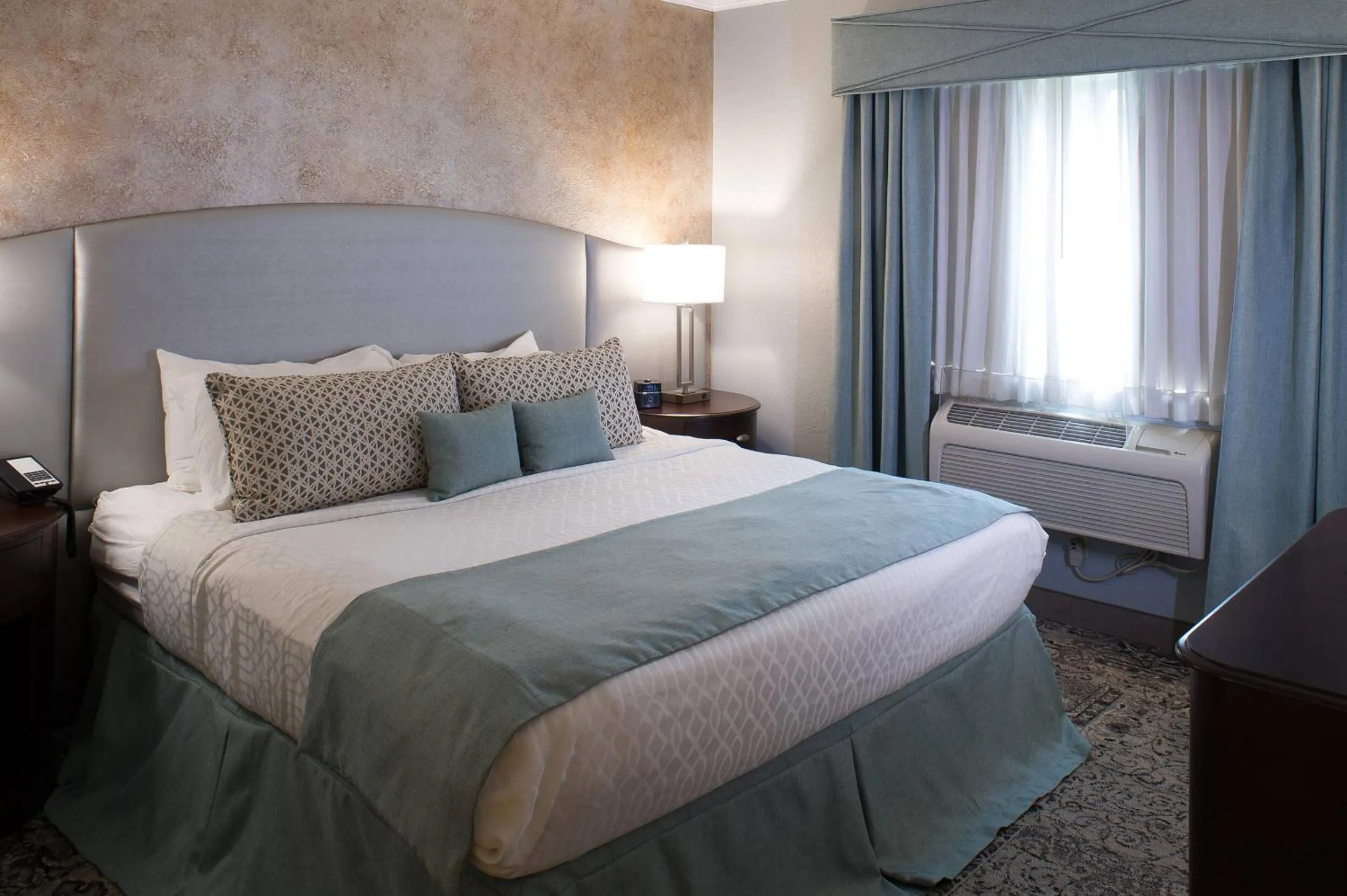 Bed in Best Western PLUS Franklin Square Inn