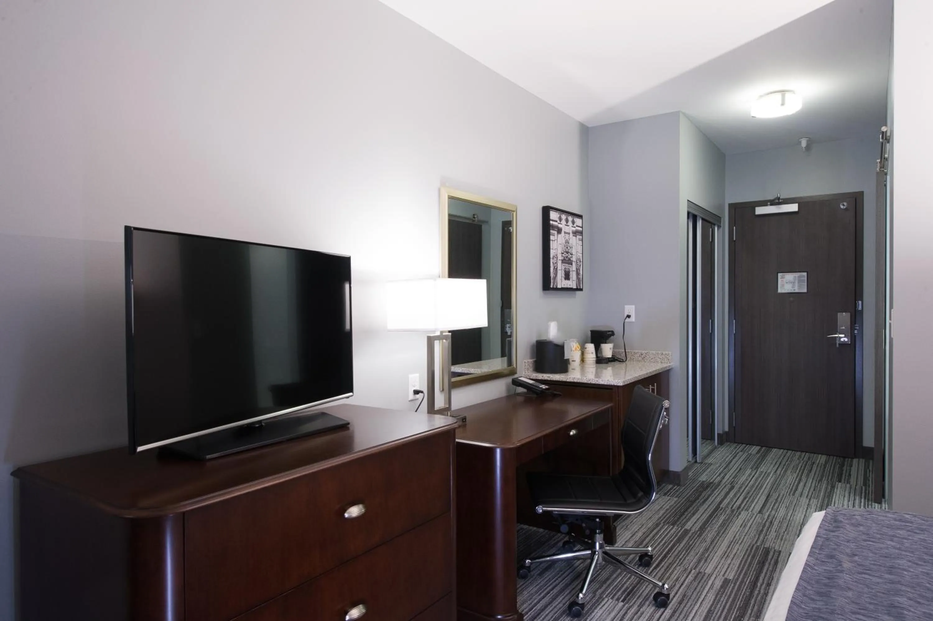 TV and multimedia in Best Western PLUS Franklin Square Inn