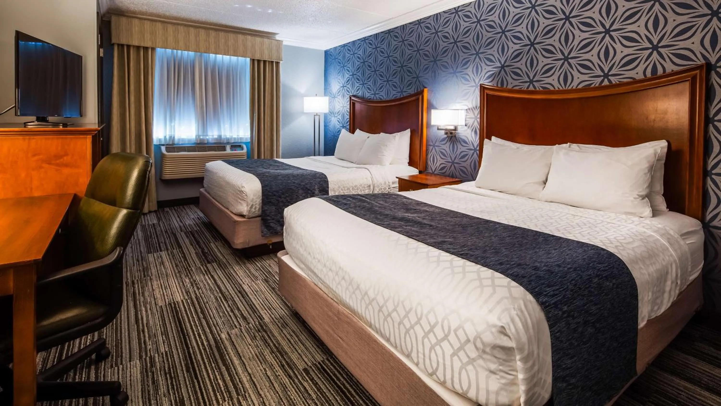 Photo of the whole room, Bed in Best Western PLUS Franklin Square Inn