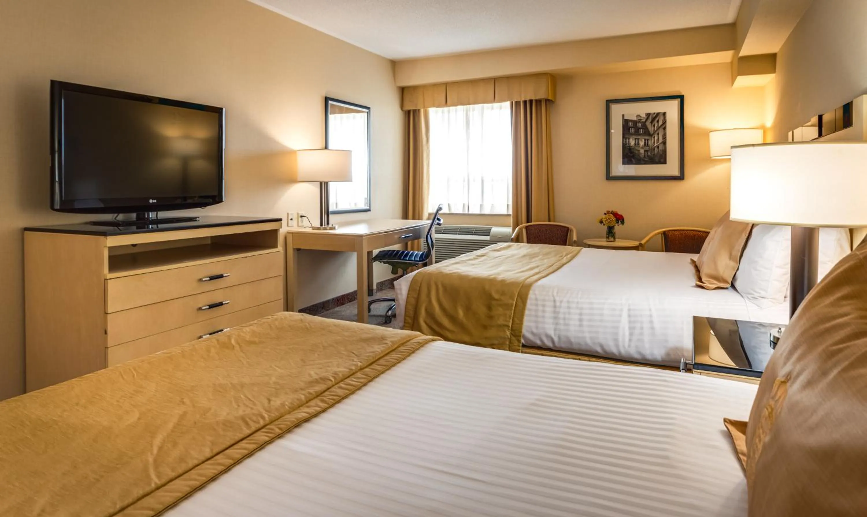 TV and multimedia, Bed in Monte Carlo Inn & Suites Downtown Markham