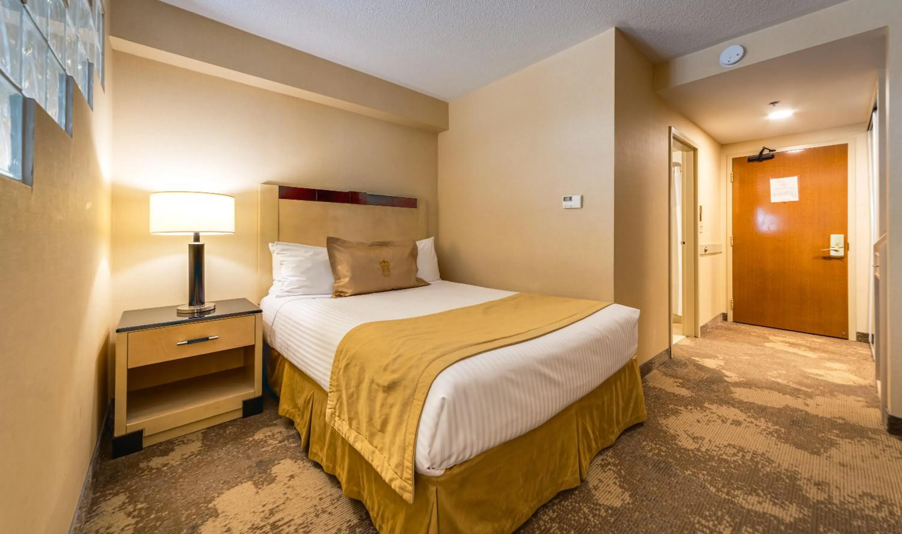 Bedroom, Bed in Monte Carlo Inn & Suites Downtown Markham