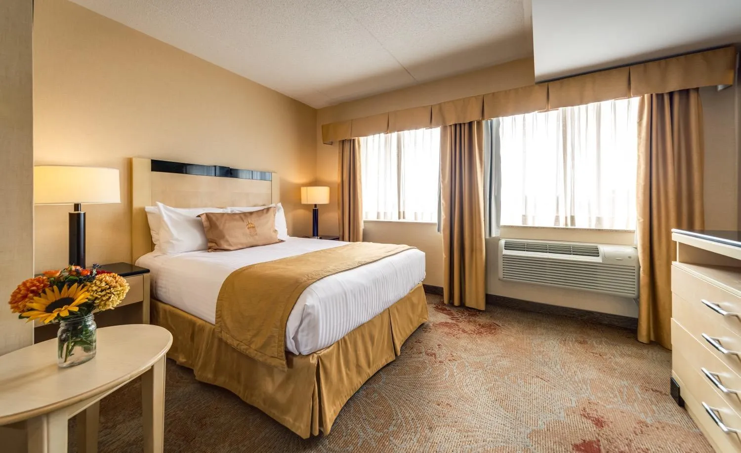 Photo of the whole room, Bed in Monte Carlo Inn & Suites Downtown Markham
