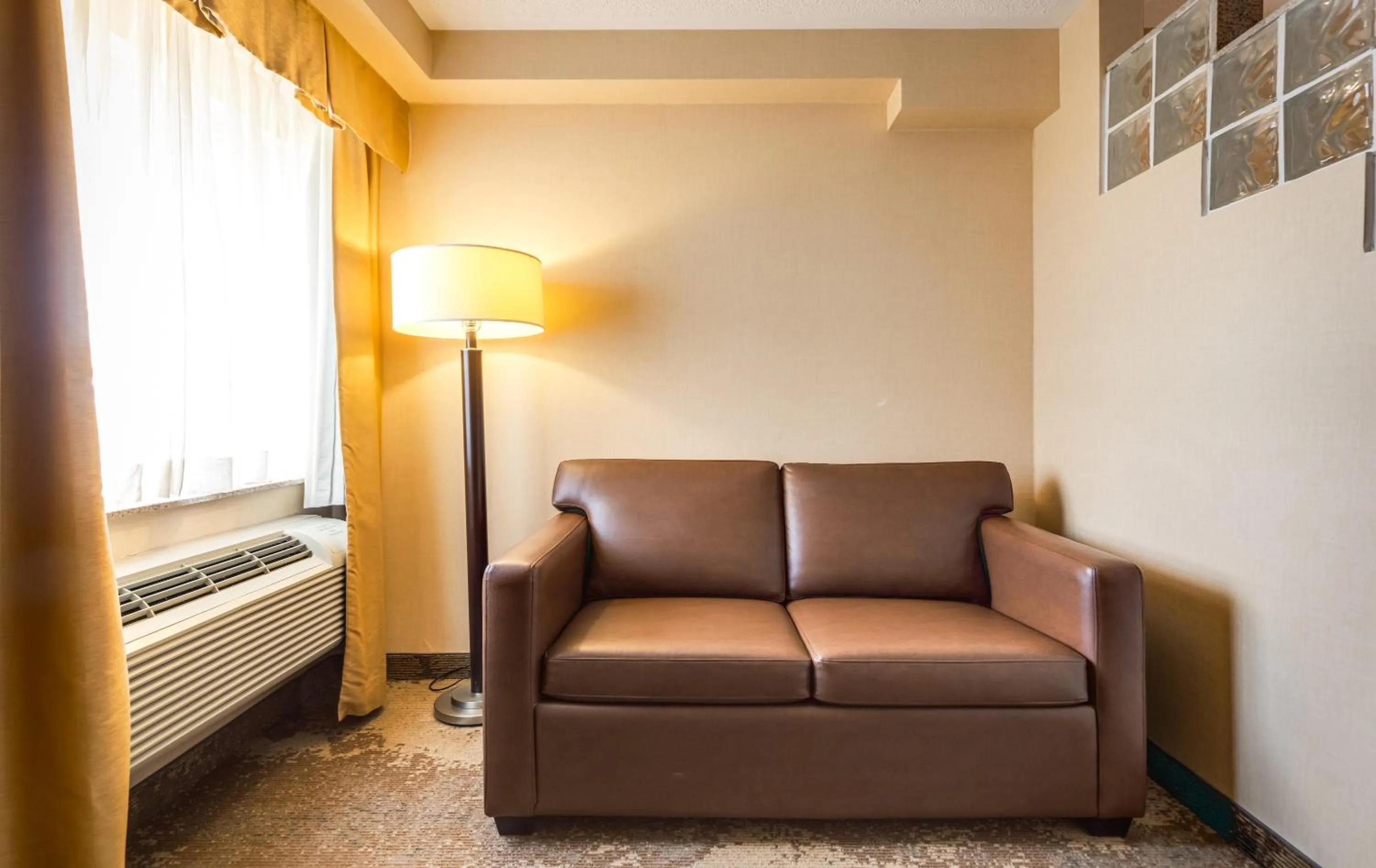 Seating area, Bed in Monte Carlo Inn & Suites Downtown Markham