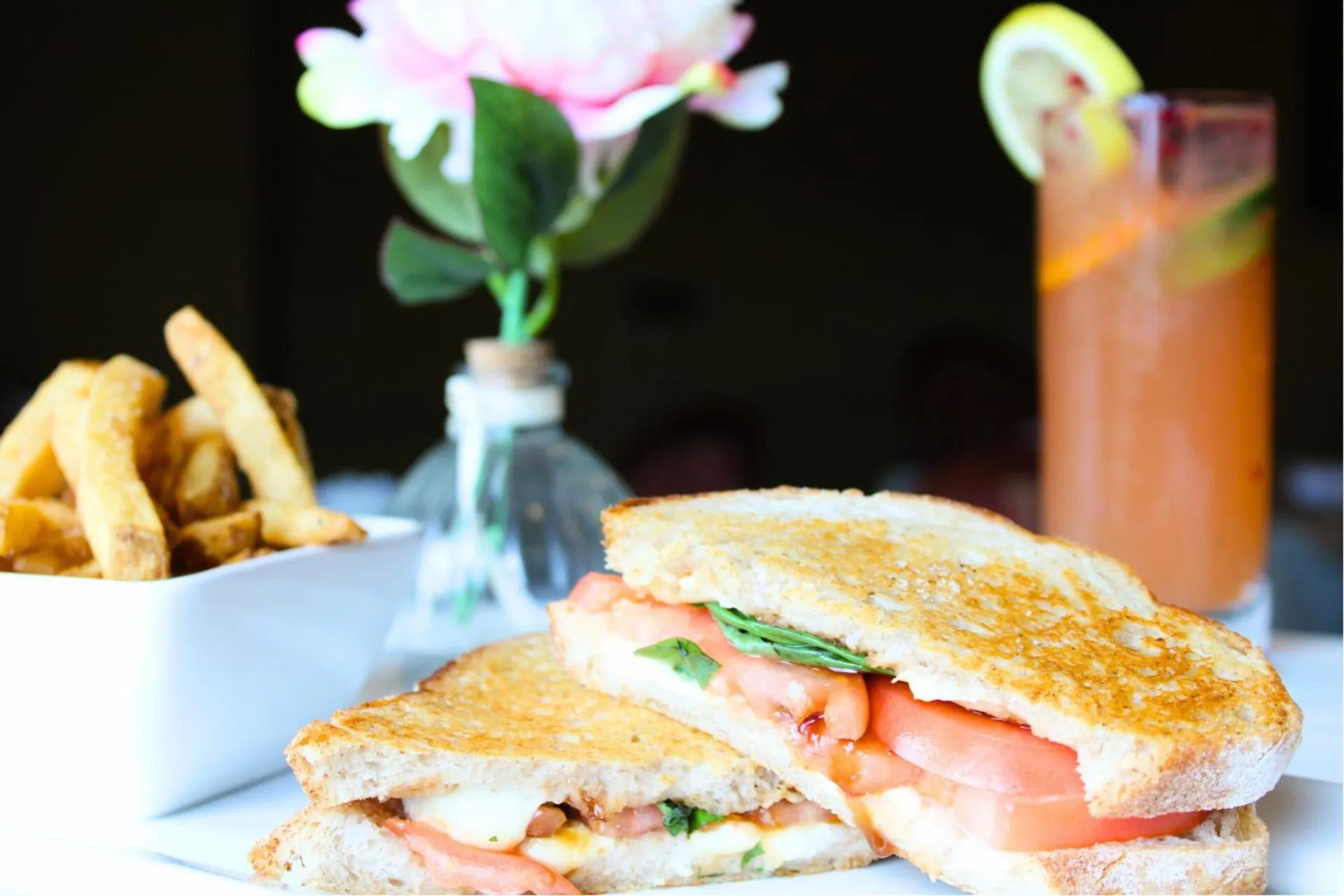 Restaurant/places to eat in Monte Carlo Inn & Suites Downtown Markham