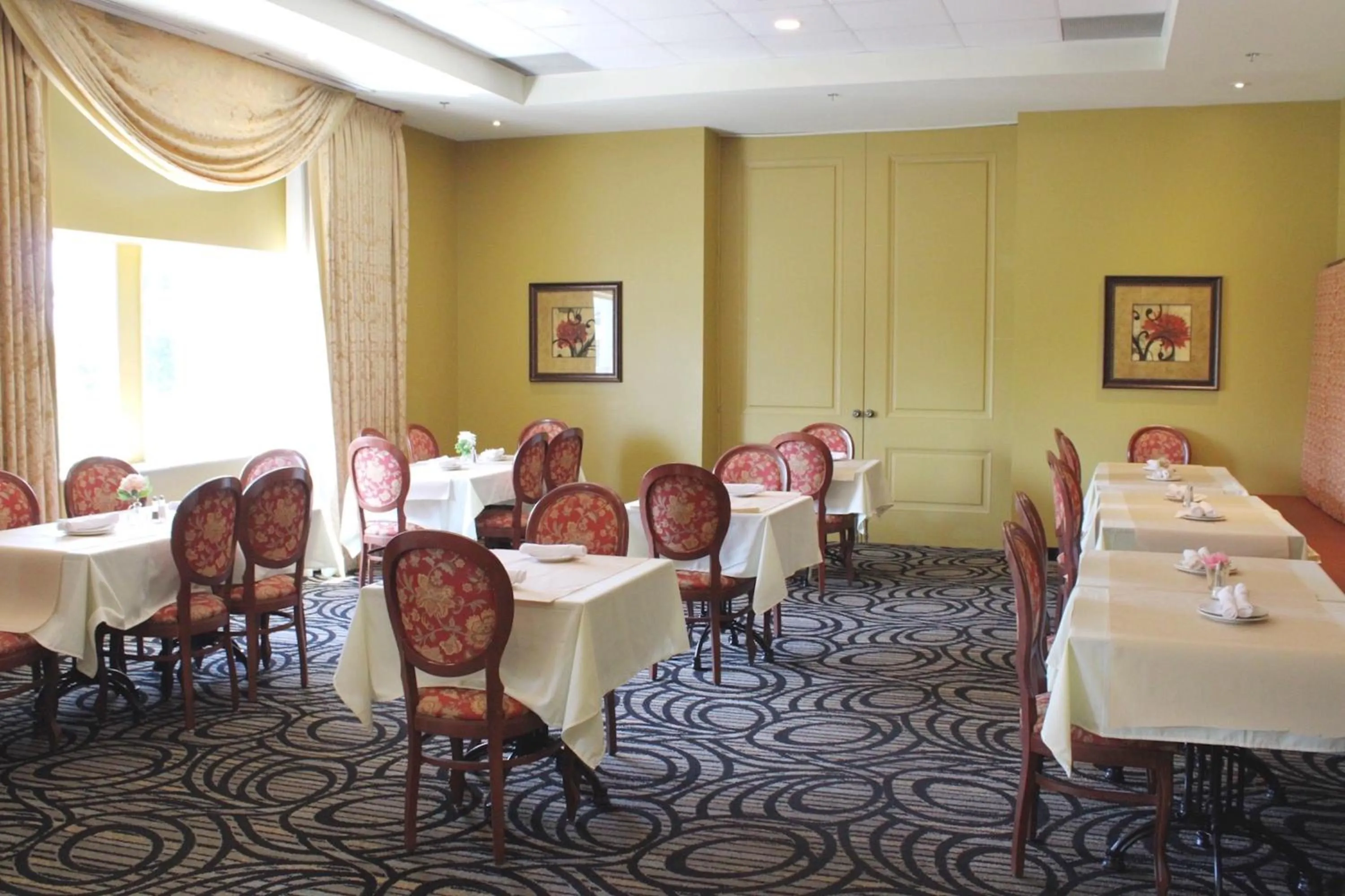 Restaurant/places to eat in Monte Carlo Inn & Suites Downtown Markham