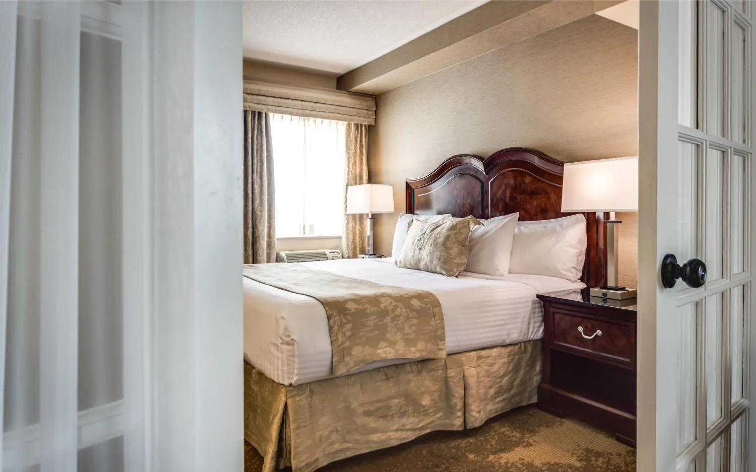 Bed in Monte Carlo Inn & Suites Downtown Markham