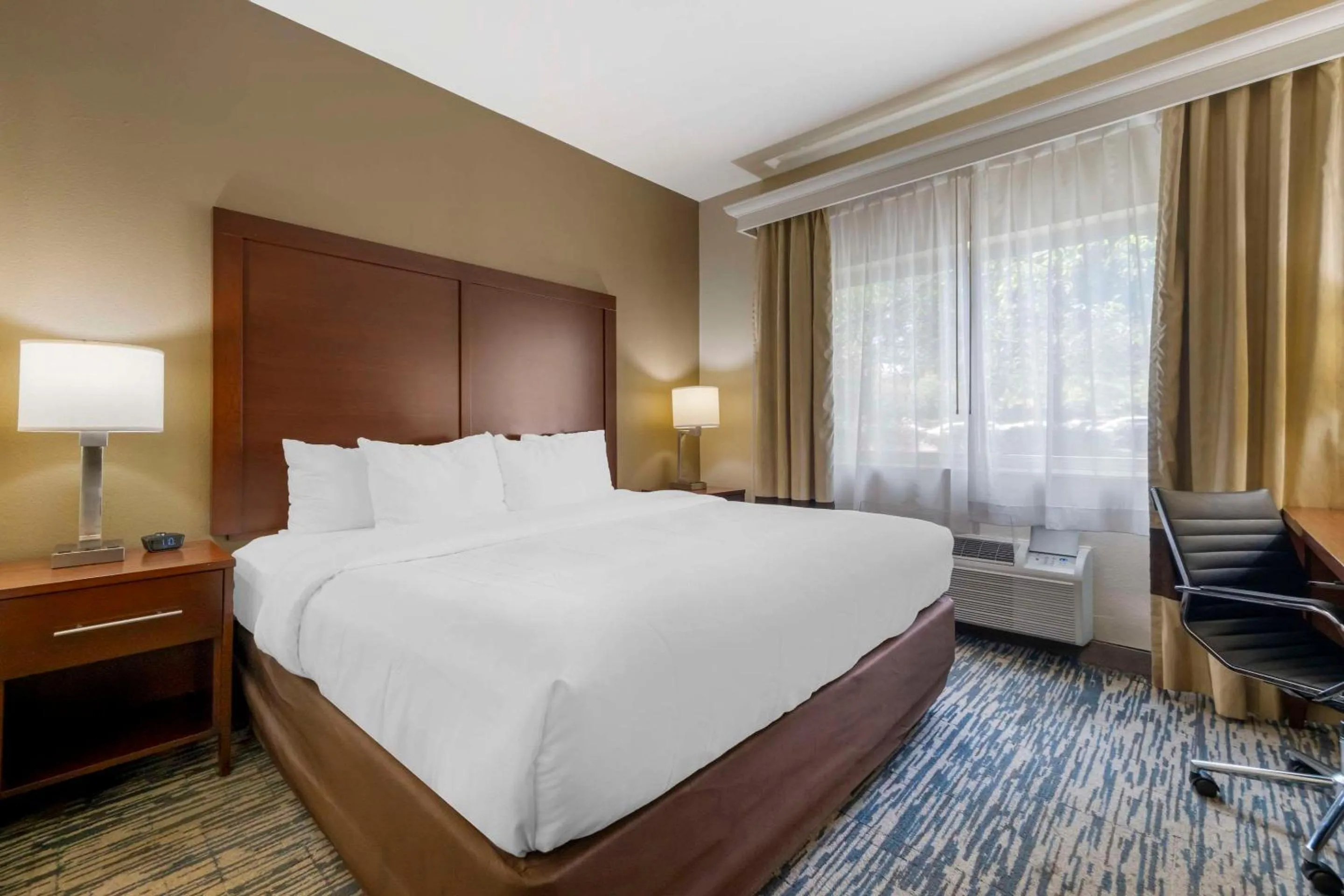 Bedroom, Bed in Comfort Suites Keeneland