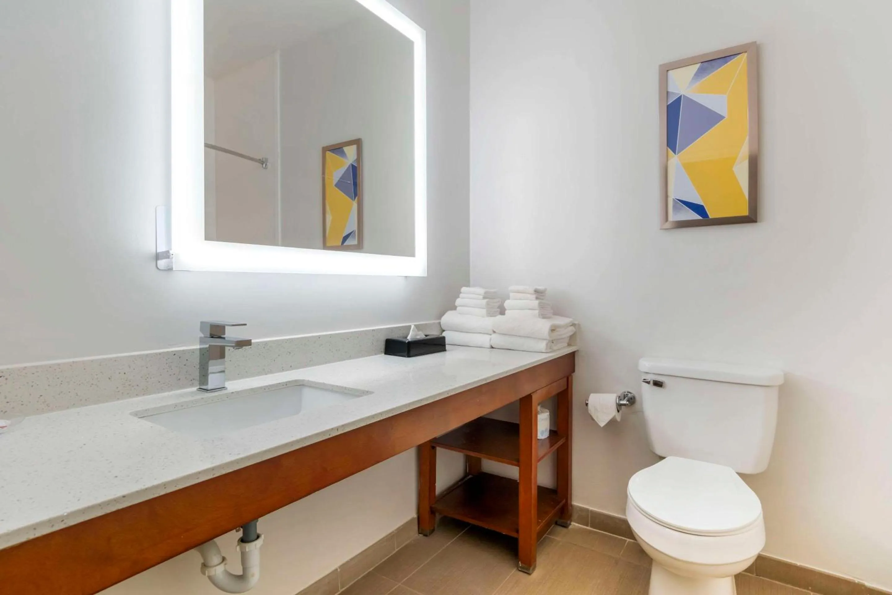 Bedroom in Comfort Suites Keeneland