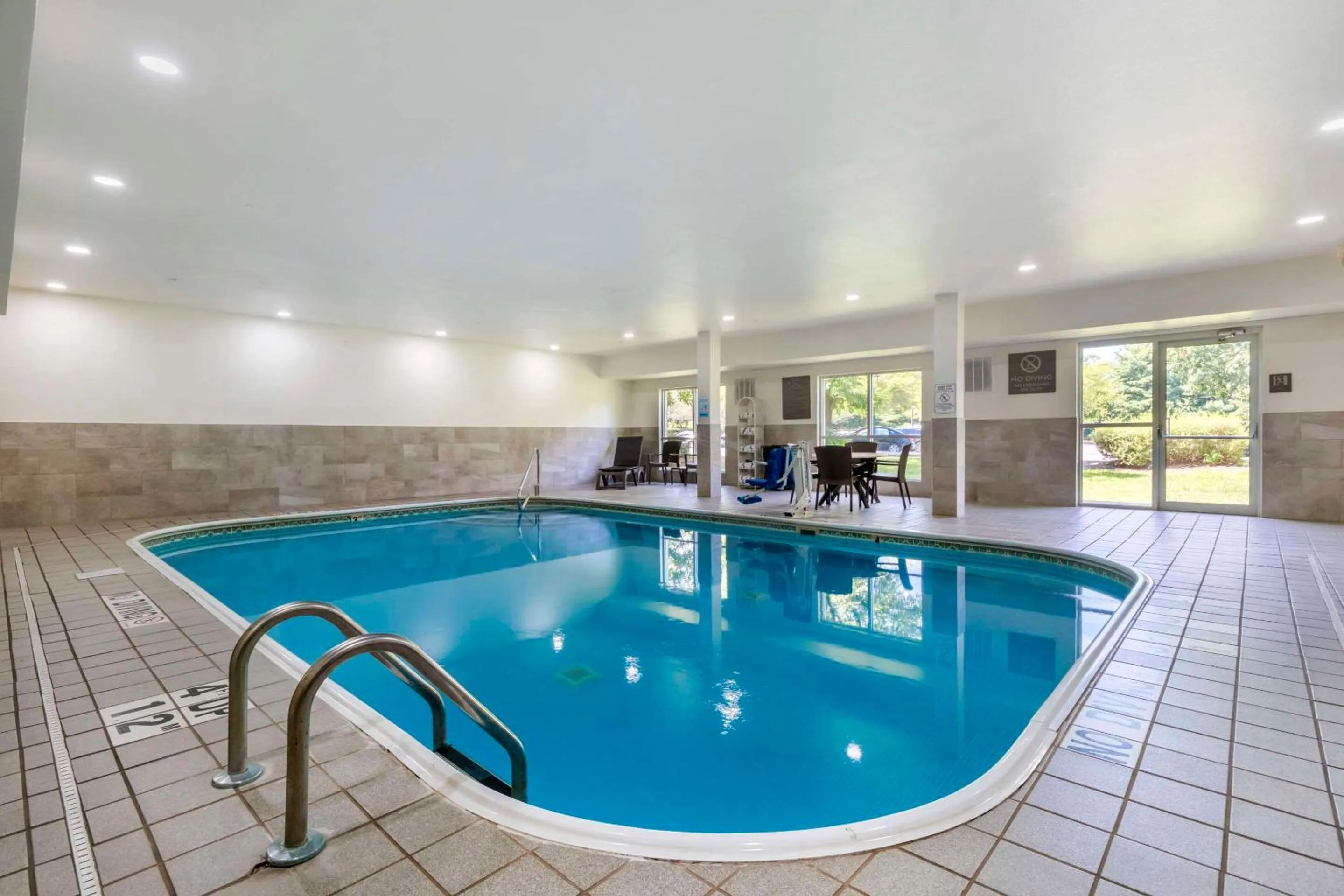 Swimming pool in Comfort Suites Keeneland
