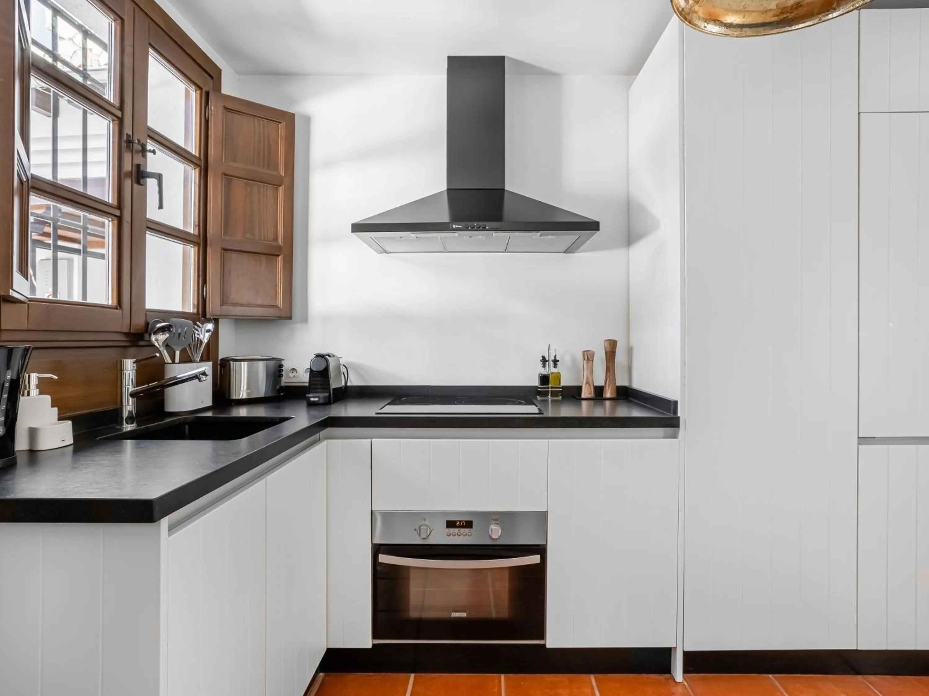 Kitchen or kitchenette in Limehome Granada Calle Santa Ana